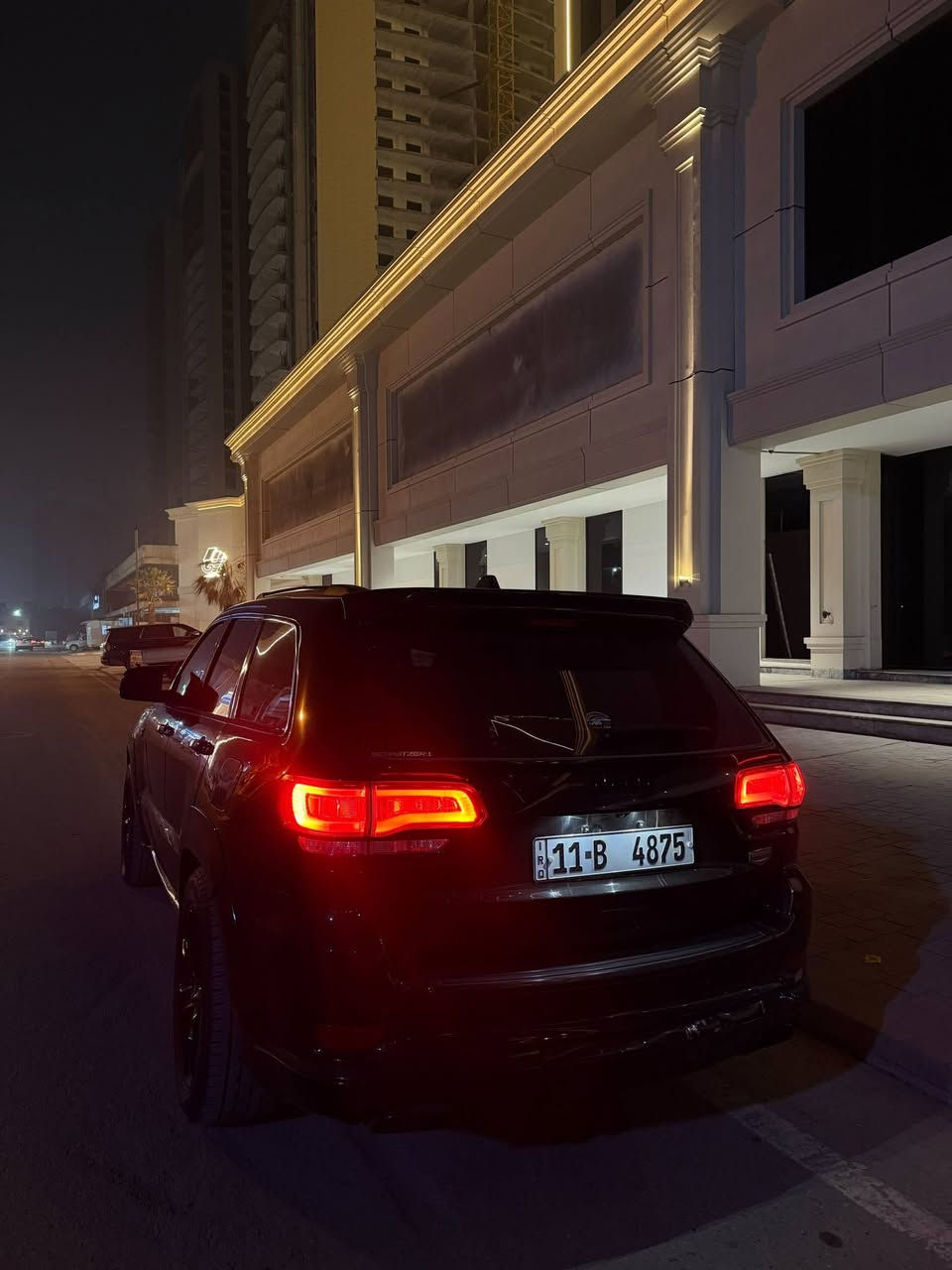 السلام عليكم اخوان جيب سومت اعلى مواصفات 2015
مكينه 8 سلندر 5700 ماشية 115
بانوراما 
حساسات 360
مري قلاب 
تشغيل عن بعد 
ستيرن كهرباء 
مري كهرباء 
تدفئة وتبريد بالكشنات 
زينون ترحيب متحرك 
شاشة اصليه كار بلي مال2021
دواخل عمل برتقالي واسود 
رقم مميز بغداد 4 ارقام 
وبعد هواي مواصفات مال سومت معروفه 
السياره بيها اربع قطع 

بيع او مراوس حسب القناعة 
سعر 175 وبيها مجال 
***********
وبي واتساب
