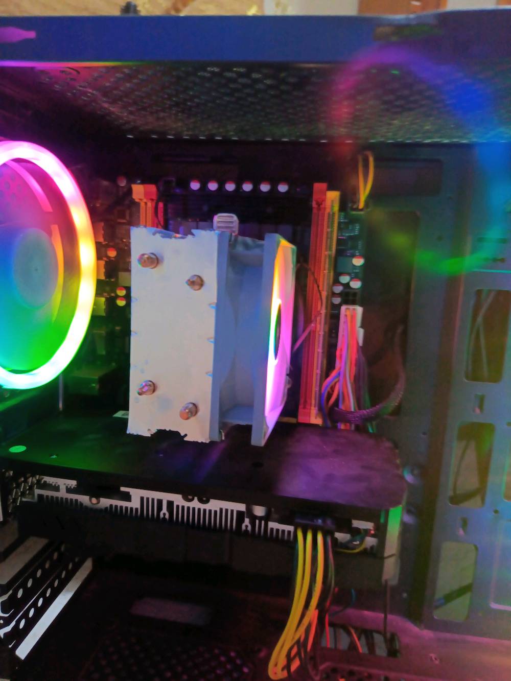 السلام عليكم تجميعه العاب للبيع التفاصيل بالصور والهارد 128 ssd و 360hdd والبورسبلاي من fsb 500 واط للبيع او للمراوس المكان ديالى السعر 325 وبي مجال