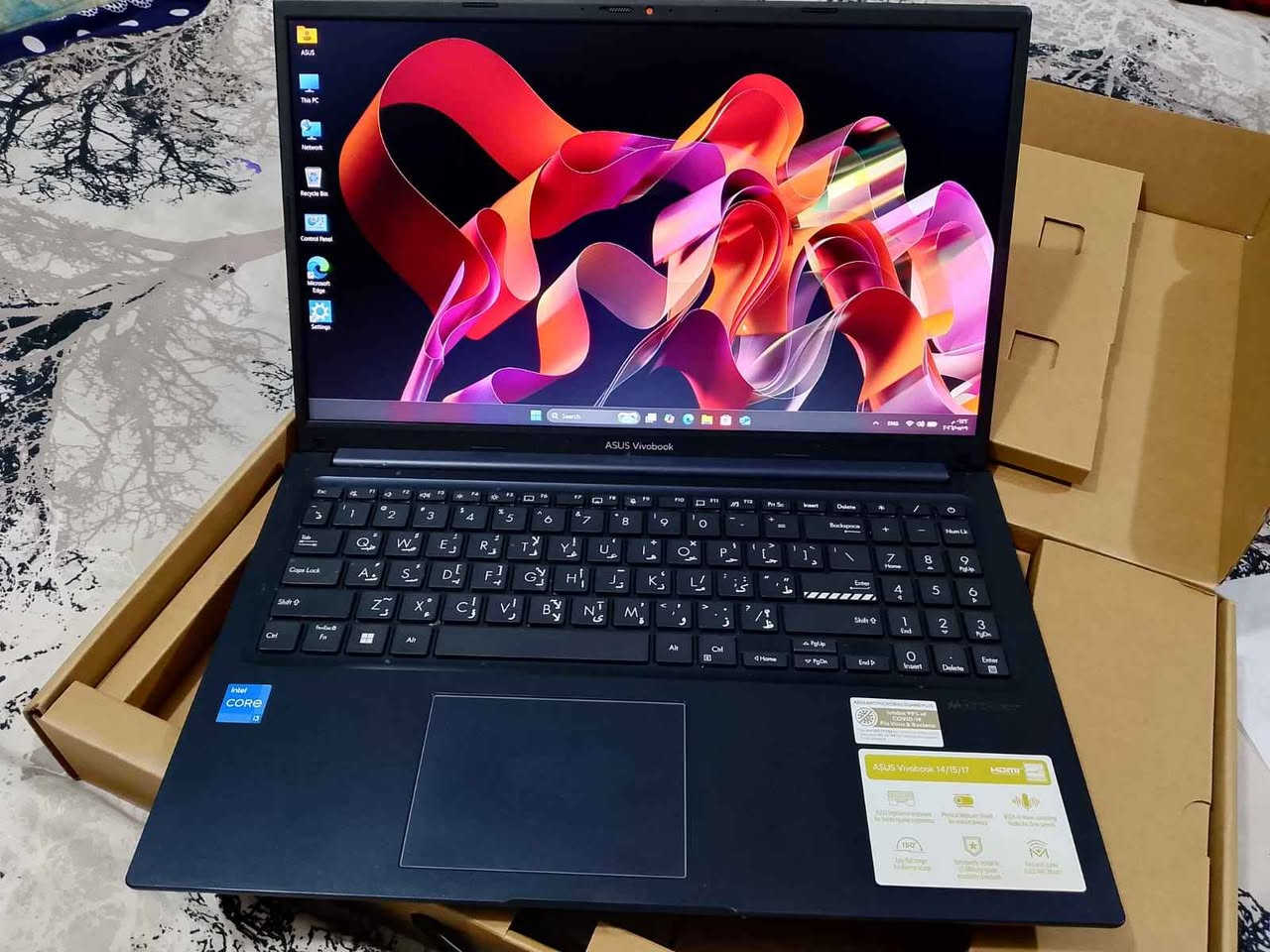 لاب توب للبيع // نوع ASUS Vivobook 15 
السعر (٤٠٠ ألف) مكاني بغداد حسينية الراشدية
 *********** او ***********

​المعلومات الأساسية
الجهاز "نظافة 95% مع الكارتون"
​الموديل (Model): ASUS Vivobook 15
(الرمز الدقيق: X1504VA-NJ816).
​اللون: أزرق هادئ (Quiet Blue).

​المواصفات التقنية (Hardware)
​المعالج (CPU): Intel Core i3-1315U
(من الجيل الثالث عشر، وهو معالج اقتصادي وجيد للمهام اليومية والدراسية).

​الذاكرة العشوائية (RAM): 4 جيجابايت من نوع DDR4
(مدمجة على اللوحة الأم On-Board).

​التخزين (SSD): 512 جيجابايت من نوع NVMe PCIe 3.0
(سريع جداً في التشغيل ونقل البيانات).

​الشاشة (LCD): مقاس 15.6 بوصة بدقة FHD (1920x1080)،
وهي شاشة قياسية مريحة للعين.

​كرت الشاشة (VRAM): لا يوجد كرت شاشة منفصل
 (يعتمد على الكرت المدمج في المعالج Intel UHD).

​المنافذ والاتصال
​المنافذ (USB): يحتوي على منفذ USB 2.0، ومنفذين USB 3.2، ومنفذ واحد USB-C.

​الاتصال اللاسلكي: يدعم Wi-Fi 5 و Bluetooth.

​البطارية: 3 خلايا بقدرة 42 وات في الساعة. بغداد, العراق
