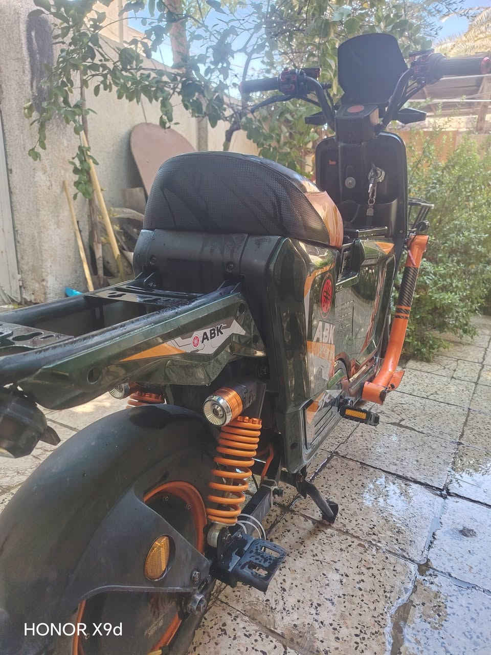 السلام عليكم دراجه شحن X900 للبيع نواقصه مقعد خلفي وصونده بريك أمامي و٣ بطاريات تعبانات الدراجه ٥ بطاريات ملف 1200موديل 2025 بصمات كارتات سويجات شاحنه سمارت جارج كله وياها  عنواني بغداد الأعظمية السعر 220وبيه مجال رقم موبايل ***********
