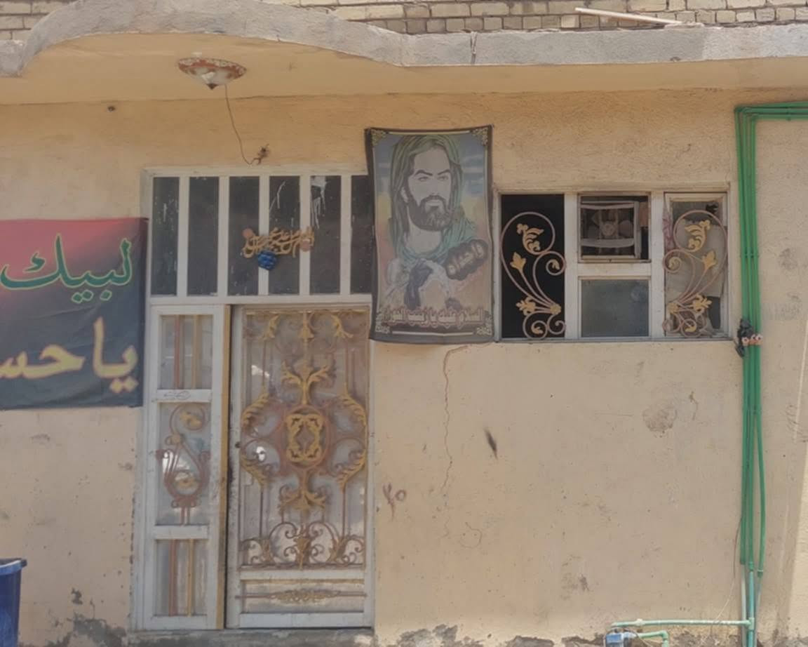 السلام عليكم 
بيت مساحة ٣١٥ م  حي العسكري مدارس قرب المدارس والسوق الجديد مقابل محل ياسر العرباوي بنيان قديم بي غرفتين فوك وغرفتين جوة واستقبال وتخاريج و بي ٢ مشتملات كل مشتمل بي غرفة وصالة ومطبخ  البيت ينسكن بي اني ابيعة عرصة او اذا ٢ او ٣ اشخاص يتفقون كل واحد يشتري ١٥٠ م او ١٠٠ م هم ماكو مشكلة
الي يحب يتواصل ***********
