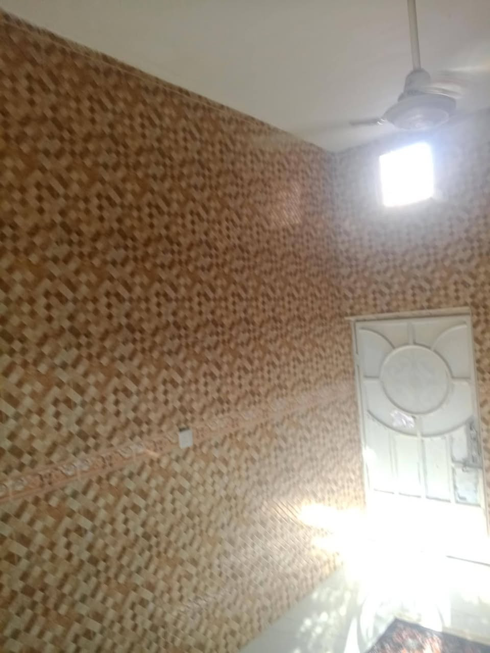 سلام عليكم من رخصت ابو الكروب بيت اللبيع طابو زراعي سند ٢٥ مساحة ٢٠٠م بناء درجة أولى يتكون من غرفتين نوم وصالة واستقبال ومطبخ وصحيات داخلية وخارجية يبعد عن شارع العام ١٠٠م العنوان طريق السنية الاتصال على الرقم ***********
