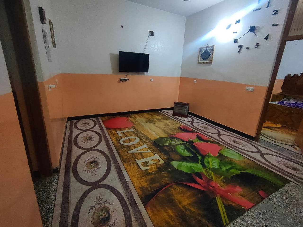 بيت للبيع مساحة 150 طابو صرف بناء حديث ويحتوي على غرف نوم 4 استقبال مطبخ صاله2 حمام مشترك3 مناور2 كراج بيت كامل ما ناقصة أي شي جسر ديالى القديم شارع المصرف دفافعه فرع الصيدلة قرب السوك والمدارس للاستفسار اتصل ***********
