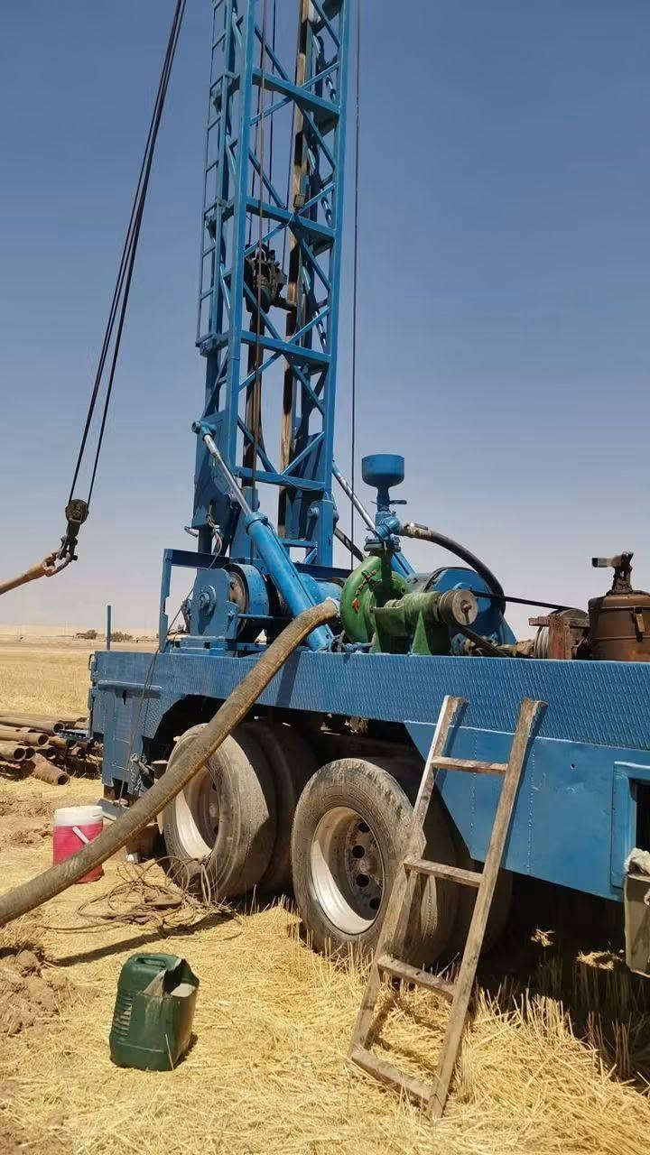 سلام عليكم حفارة للبيع حفارة جاهزة عل شغل كيرات جدد محرك أورال روسي شرط لا صرف لا نفخ معاها ٢٧٠ متر معاها روس حفر عدد ٣ ومعاها عربانة نضيفة طول ٧.٥ ومعاها كرفان طول ٦ عرض ٢٩٠ مجهز كامل سبلت جديد عل كرفان حفارة مباشر عل شغل أي نقص ماكو شرط تفحص بيدك  سعر  الأتصال *********** علي بي واتساب
