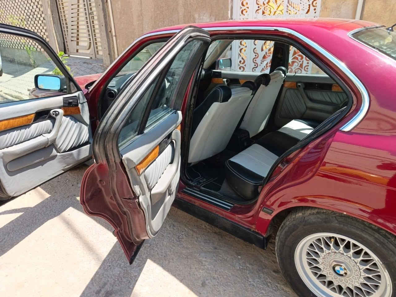 السلام عليكم
 بي ام 525
موديل ١٩٩٢
 مسكر عدل السعر ٦٠ وبيه مجال قليل الاستفسار اتصل على الرقم ***********
