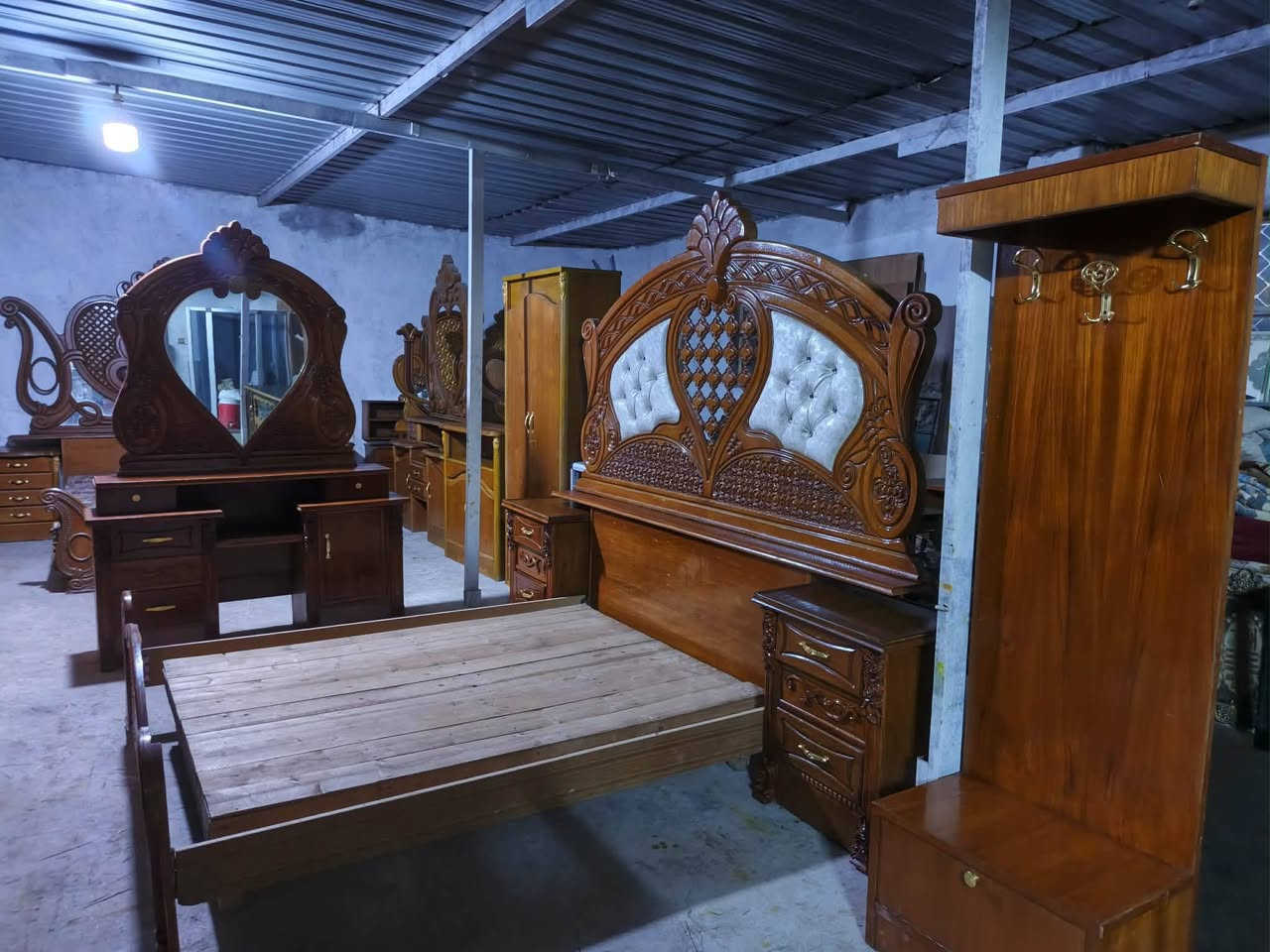 السلام عليكم اثاث  مستخدم لل ب ي ع المكان  الطارميه حي الفارس شارع السكلات خلف معارض حجي وليد  السيارات قرب جامع الصديق  للاستفسار خاص او ع رقم الهاتف***********    ؟***********
