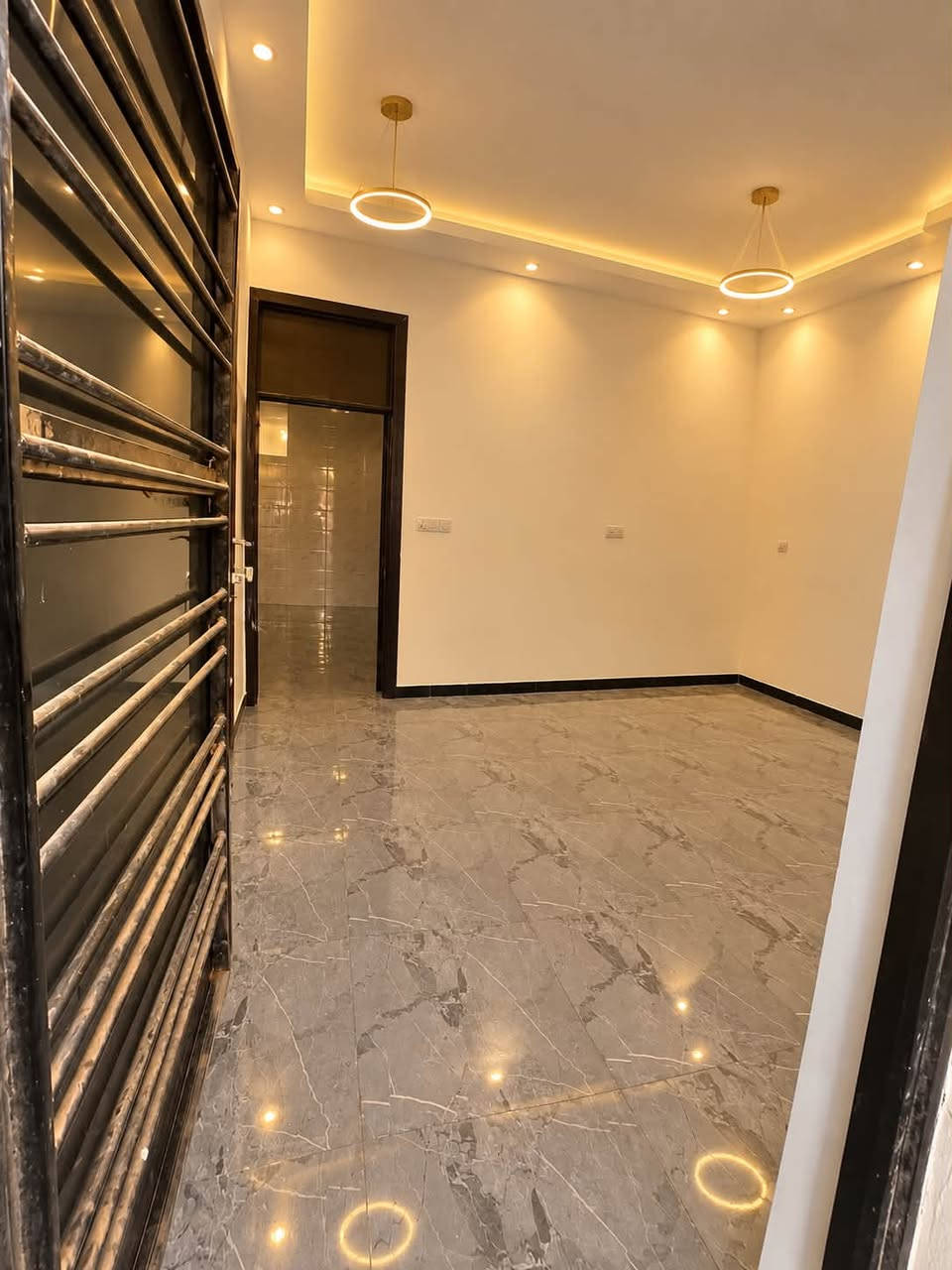 🏠 بيت للإيجار – جاهز للسكن
📍 العنوان: الدورة – فم مجمع العادل الثاني، قريب جدًا على جامع كامل عبود.

🔹 المساحة: 50 متر
🔹 الواجهة: 5 × 10 متر
🔹 طابقين + سطح

تفاصيل البيت:
▫️ الطابق الأرضي: صالة + مطبخ + منور + صحيات مشتركة وأنتم بكرامة.
▫️ الطابق الثاني: غرفتين نوم، غرفة للعائلة وغرفة للأطفال.
▫️ سطح خاص بالبيت.
▫️ البيت جديد، جاهز بالكامل، ومتشطب على آخر حبة، ومهيأ للسكن مباشرة.

💰 الإيجار: 400 ألف دينار شهريًا

⚠️ مطلوب عائلة صغيرة فقط.

📞 للجادين والاستفسار والتفاصيل، التواصل على الخاص.
او الاتصال بالأرقام التالية 
***********_***********
