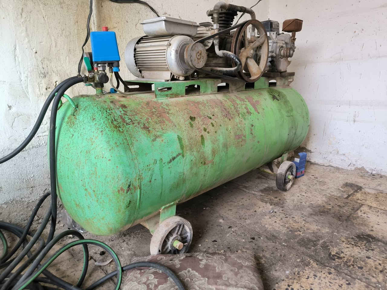 محل بنچر متكامل  معروض للبيع خالعة حجم24 ماركة sogo كمبريسر هواء ضغط 300 لتر  مساند عدد2 بقوة رفع3طن صوندات كتان عدد2  مبردة ورفوف عدد2 اطارات سيارة مع ميز عرض ومقطورة فحص بنچر بالخارج تأسيس هواء كامل مع توفر خط سحب المحل جاهز (يحتاج الى عدة عمل )العنوان بداية شارع الماطور *********** السعر 1800 بي مجال قليل
