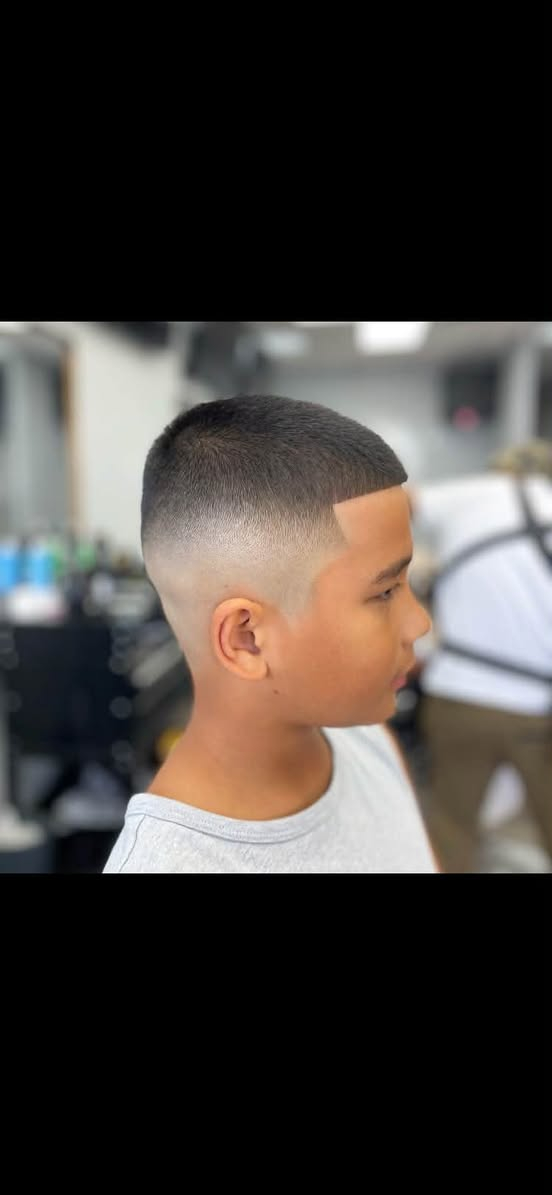 � تريد قصة مرتبة وتغيير يليق بيك؟ 🔥
حلاقة شباب ✂️ | حلاقة أطفال 👦 | ترتيب وتحديد اللحية 🧔
تدريجات نظيفة ومرتبة وبستايل يناسبك 👌🔥

📍 العنوان: صالون شمري – قرب مدرسة الطوسي
📲 للحجز والاستفسار واتساب: ***********

✨ نورتونا وتشرفنا بخدمتكم
