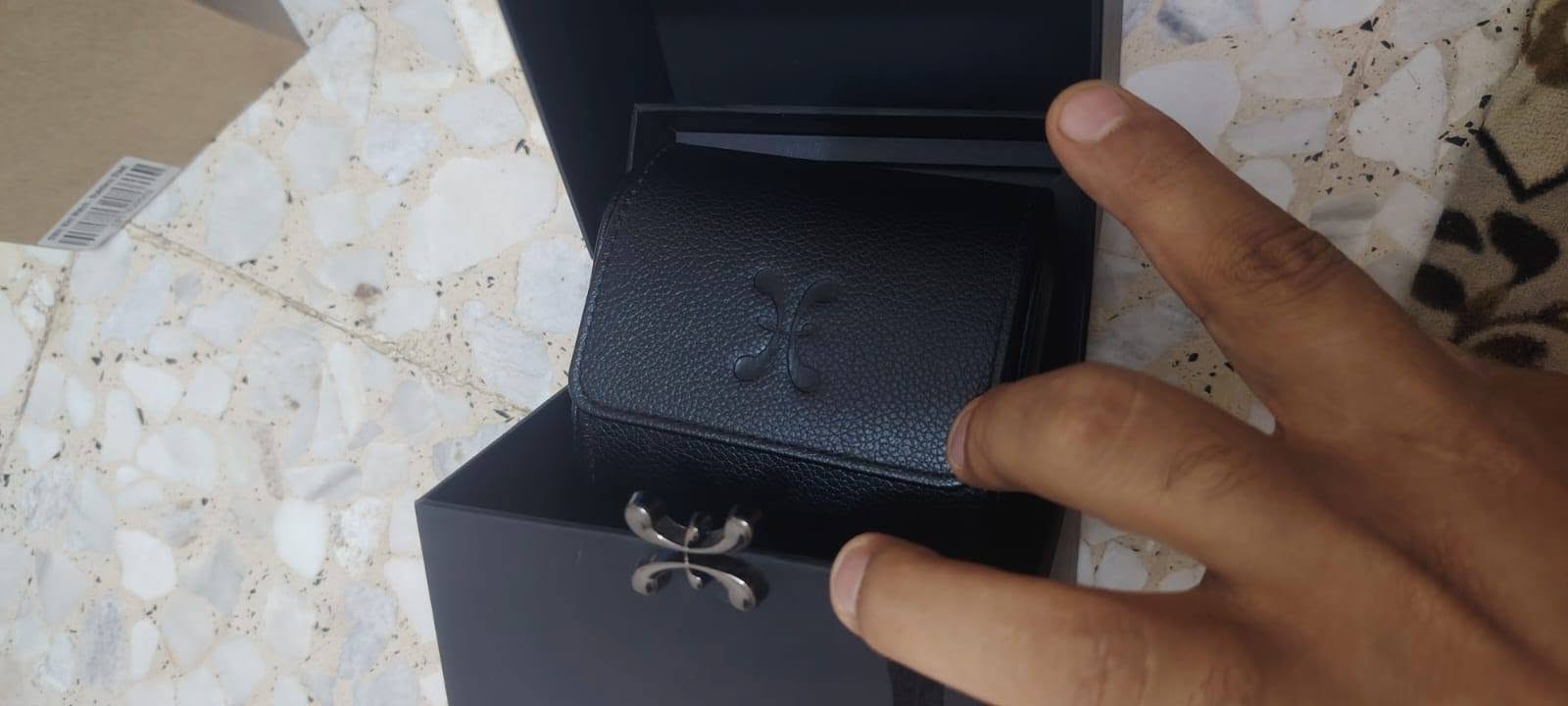 من اجمل ساعات اج ماير اوتوماتيك  اصدار محدود اوتوماتيك  قطر 42 مستخدم  معه كافه المرفقات  الاصليه نضافه 95%  المواصفات لساعه ويه لصور سعر 450$ مكاني كربلاء يوجد خدمة توصيل

نص مكتوب في الصور:
- تحديد - علبة وتاج فولاذ مقاوم للصدأ مصقول / ملمع 316L مع شعار منمق على التاج الغطاء الخلفي مصنوع من الفولاذ المقاوم للصدأ 316L مع كريستال الياقوت ومحفور عليه عبارة "إصدار محدود". زجاج كريستال ياقوتي مقاوم للخدش مع طلاء مضاد للانهكاس اتصل ساعة سوداء بنمط قمة مائلة، مزودة بمادة Super-LumiNova على عقارب مخصصة بشعار أنيق ومؤشرات بارزة. الحزام والإبزيم: مصنوع من الفولاذ المقاوم للصدأ المصقول/المصقول 316L، ومتكامل تمامًا مع نظام الفتح السريع المزود بإبزيم قابل للطي. الوظائف الساعة، الدقيقة، الثانية، التاريخ القطر 42 مم مقاومة للماء 10 ضغط جوي (100 متر/330 قدم) حركة سويسري أوتوماتيكي - سيليتا SW200 حشد صنع سويسري طبعة محدودة 4999 قطعة