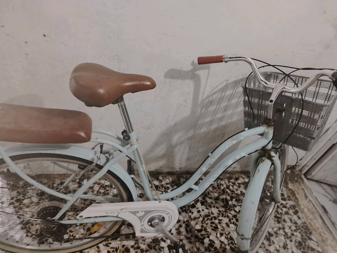 :
​📢 دراجة هوائية (بايسكل) للبيع – تميم كلاسيكي مميز! 🚲✨
​نوع الدراجة: بايسكل نسائي / بناتي كلاسيكي (مديني) مع سلة وقعدة خلفية.
​اللون: سماوي أنيق (Light Blue) مع لمسات باللون البني.
​المواصفات والتفاصيل:
​المحرك والنظام: مزود بناقل حركة (نمر / دبلات دوان) لسهولة القيادة والصعود.
​المقاعد: كوشن (سرج) بني مريح جداً + مقعد خلفي مبطن وجاهز للركوب.
​الملحقات: سلة أمامية تتسع للأغراض، واقيات طين (قمصان) خلفية وأمامية لحماية الملابس، وحافظة كلاسيكية للزنجيل.
​الإطارات: إطارات متينة بحالة جيدة جداً (Compass).
​الحالة: مستعمل بحالة جيدة جداً وجاهز للاستخدام مباشرة.
​💰 السعر: 80 ألف دينار (قفل / غير قابل للتفاوض)
​📞 للتواصل والاستفسار: [ ***********]📍 الموقع: [بغدادالكمالية خلف مستشفى الفضيلية ]