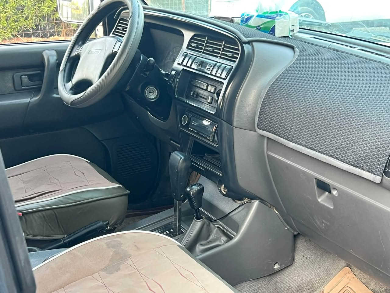 النوع: Isuzu Trooper
* المحرك: 6 سلندر V6
* السعة: إذا هي 3.5، فالمحرك 6VE1 سعة 3.5 لتر بقوة حوالي 215 حصان وعزم 310 نيوتن.م. 
* الممشى: 200,000 كم حسب كلامك
* التبريد: شغال
* المكيف:شغال وتبريده حلو 
* المحرك: شغال
* القير: شغال
* الكهربائيات: كلها شغالة
* البودي: صبغ عام
* اللون: أبيض
* الإطارات: الظاهر بالصورة موجودة وبحالة مقبولة، لك
السياره موديل 2002
السعر ٧٠ وبيهاا مجال قليل 
***********
