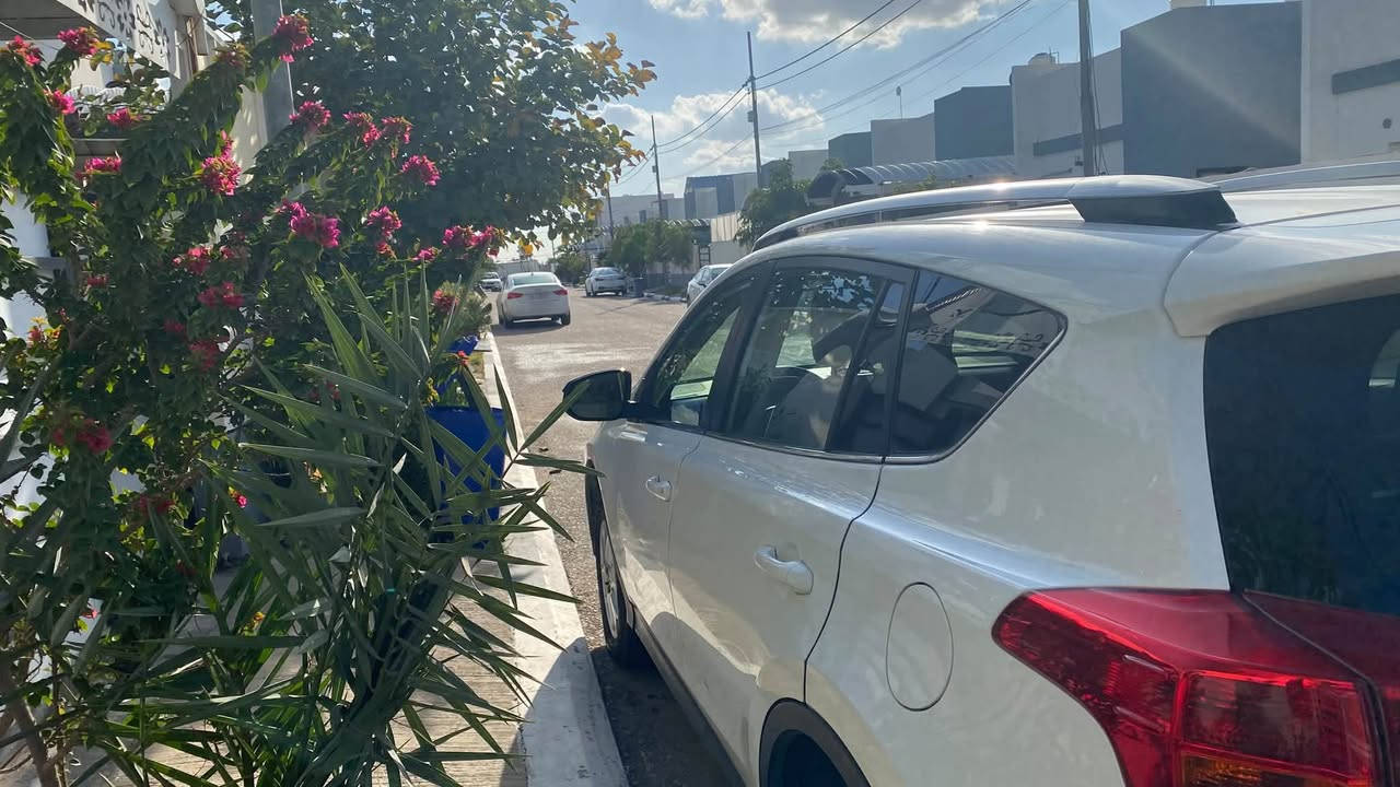 للبيع راف فور Rav 4 موديل ٢٠١٥LE  ماشية ٩١ الف ميل السيارة عندي منذ اربعة سنوات تم اجراء سيرفس الكير على٧٠ الف المحرك  ممتاز تبريد خير من الله ثلج… سرفس محرك قبل شهر (دهن وفلاتر )…باتري  مصارله ٦ اشهر تايرات  جدد   السيارة رقمه بغداد سنويه لغاية ٢٠٢٧  ..محرك ٢.٤ حادث جاملغ امامي مصبوغ   وشبر او اكثر شويه صبغ بالبنيد …كأمراه خلفيه مثبت سرعة وارد امريكي …مكان السيارة كربلاء … السعر ١٢٩..  للتواصل ***********
