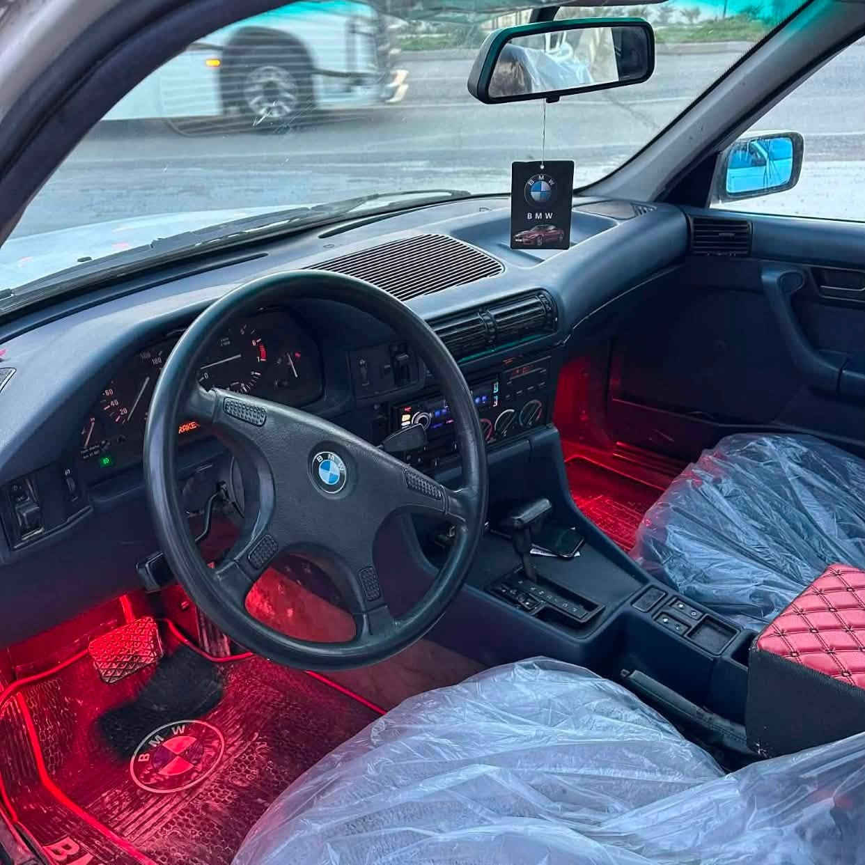سلام عليكم bmw 525i موديل 1991 كير اوتو كير ومحرك شرط سياره حلوه و مرتبه تبريد تدفيه شغال سياره بي ضربه جاملغ امامي دواخله مرتبه رقم كركوك عضم عاج شرط تحويل  دفتر بانزين هم موجوده و عليها 300 الف غرامه انزلك من سعره كهربائيات كامل شغال بدون نقص سياره وسعره مناسب شراي يخابر و يدلل سعره 40 وبي مجال حك جيه *********** مكاني كركوك
