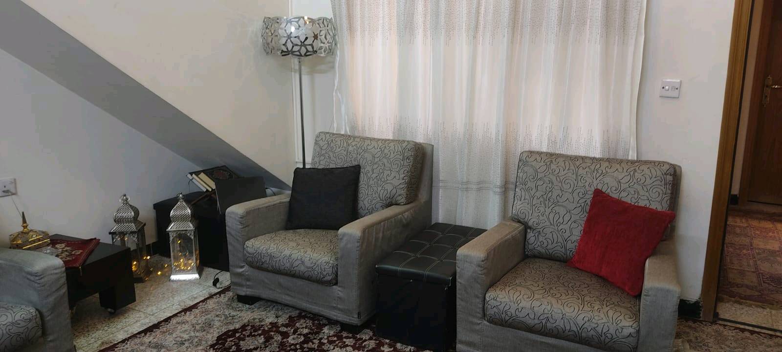 طقم قنفات موديل ايطالي ، شبه جديد، مع كوشات مفونة، قماش قابل للغسل ثخين ، 7 نفرات  بسعر جدا مناسب للجادين فقط