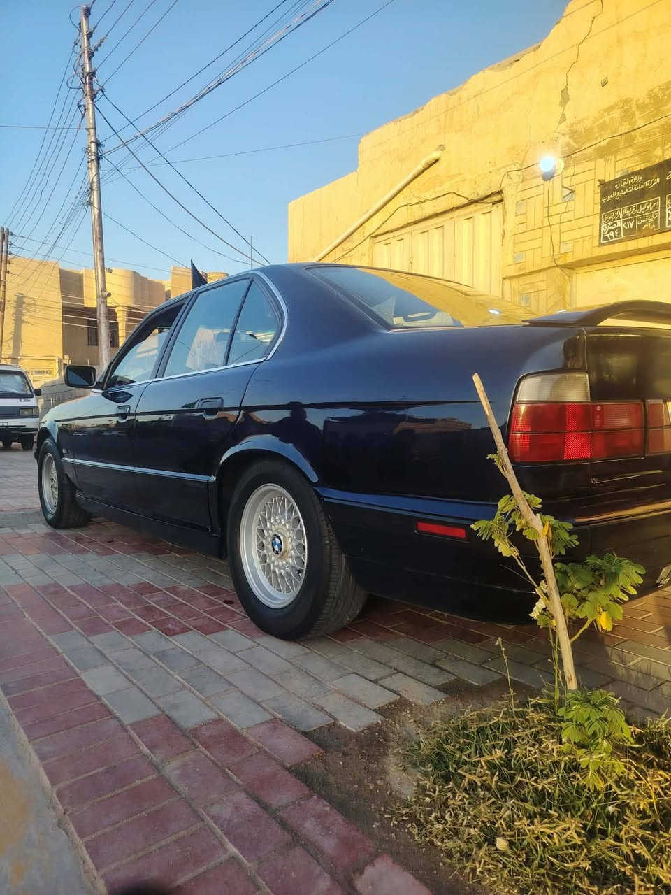 سلام عليكم  اخواني    بي ام. 525 اصل  مديل 1994.رقم سليمانيه  مداور ثاني يوم
الون ازرق   نيلي.    صبغ عام.  حادث بصيط  جاملغ الخلفي. 
السيارة  تبريد شغال. حداديه امامي خلفي. نضيف 
كهربايت شغاله.  غرفه سوده   السياره حلوه نصبه حلوه   نقصه   ترتيب بصيط.   السعر.  53 ورقه. بيها مجال للطيبين.  ‏‪***********‬‏ صاحب السياره
