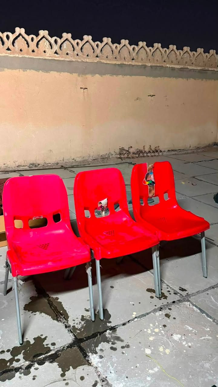 للبيع ٦ كراسي و٣ ميز طعام  بسعر مناسب جدا ***********
