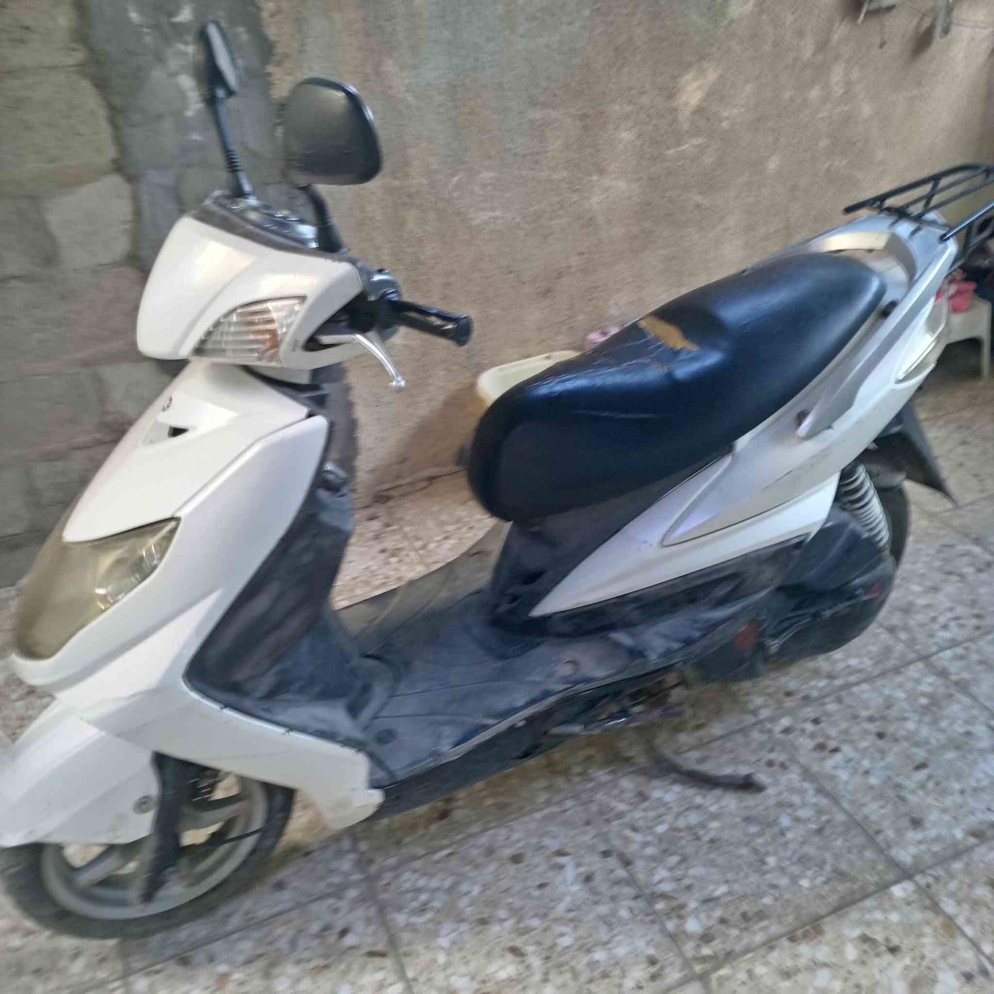 سكنس فحل دراجه نضيفه بس كفر ها الأمامي تعبان مو مثل الي بالصوره انكلبت بيها وتكسر بس دراجه نضيفه كهربائيات كلها شغاله سلف يحتاجله بس بطاريه لئن كاعده هندر واحد السعر ٤٥٠
الرقم واتساب ***********
