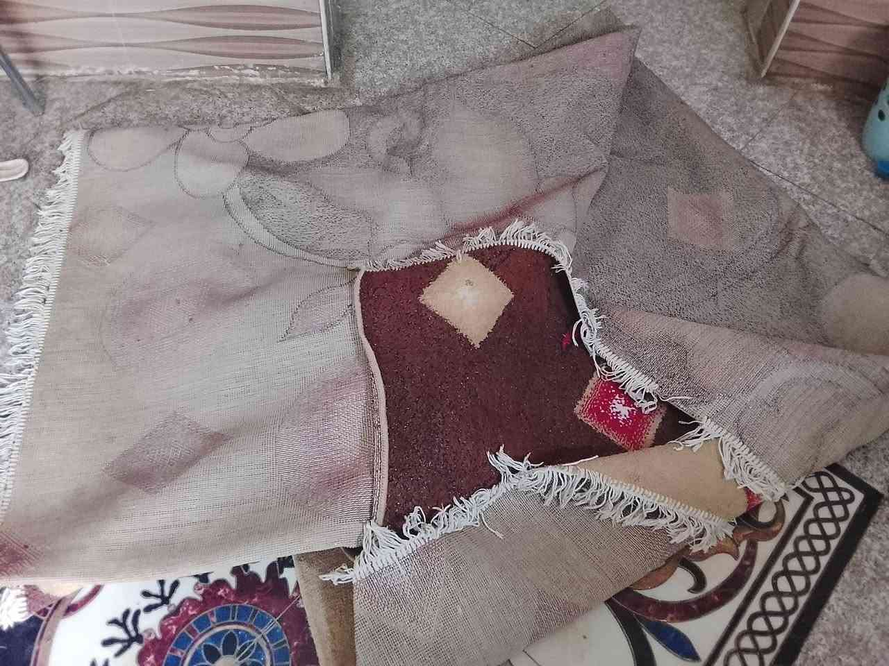 زوليه للبيع نضيفه قياس أربعه في ثلاثه العنوان حي الجامعه شارع سوات ا***********لايوجد خاص السعر 25الف
