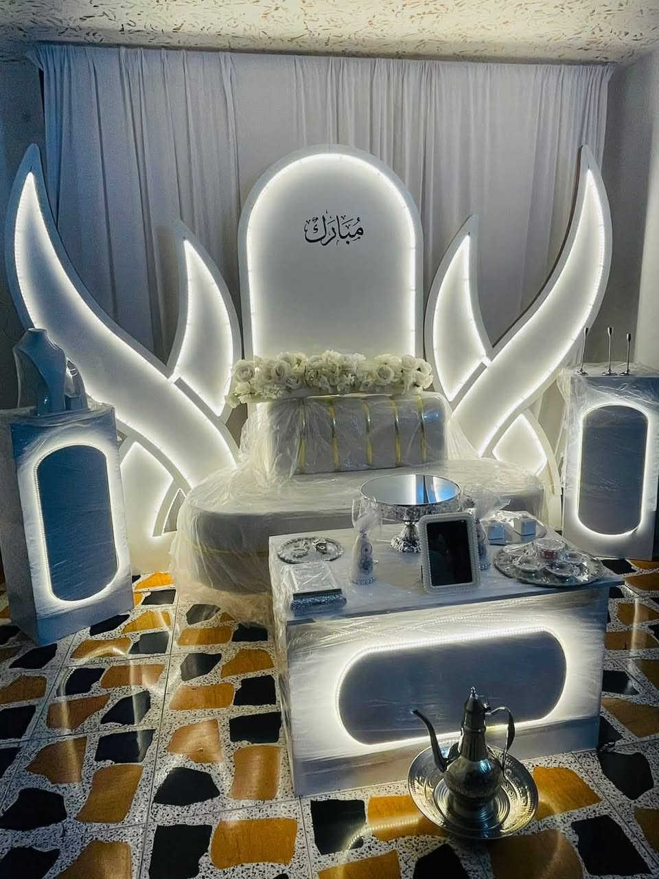 (التميز مع كوشات حسين)🕺💃
&خطوبة 💍 
&حنة  👰🤵
&عرس 🤵‍♂️

*تتكون الكوشة من
*ستائر خلفية بيضاء 🌫
*قوس ورد 🌹 🎈 
*شازلونة كلاسيكية  💺
*طاولة امامية  
* 3 طاولات جانبية 
*تلبسات ذهب عدت اشكال✋🏻🖐
*مرايا 🪞
*قبولات / هل تقبلين ؟ نعم قبلت !⁉️💎
*مغطس🛁
*ستان كيك مع الشوكات و السكين 🍽🎂
*اقداح  للعرسان 🍺🍺
*القران الكريم 📖
*صينية بياضات🍚
*شمعدان🕯
*نشرة ضوئي شلال و انارة 🧬 
( يختلف التزين حسب المناسبه)

للحجز والاستفسار مراسلة  
🤳الصفحة او واتساب(***********)) 📞

 🚚التوصيل بغداد فقط 
    
الفرح الدائم ان شاء الله

نص مكتوب في الصور:
- اني كرار ال
- الساعة 12:22 م
- 5 من 10