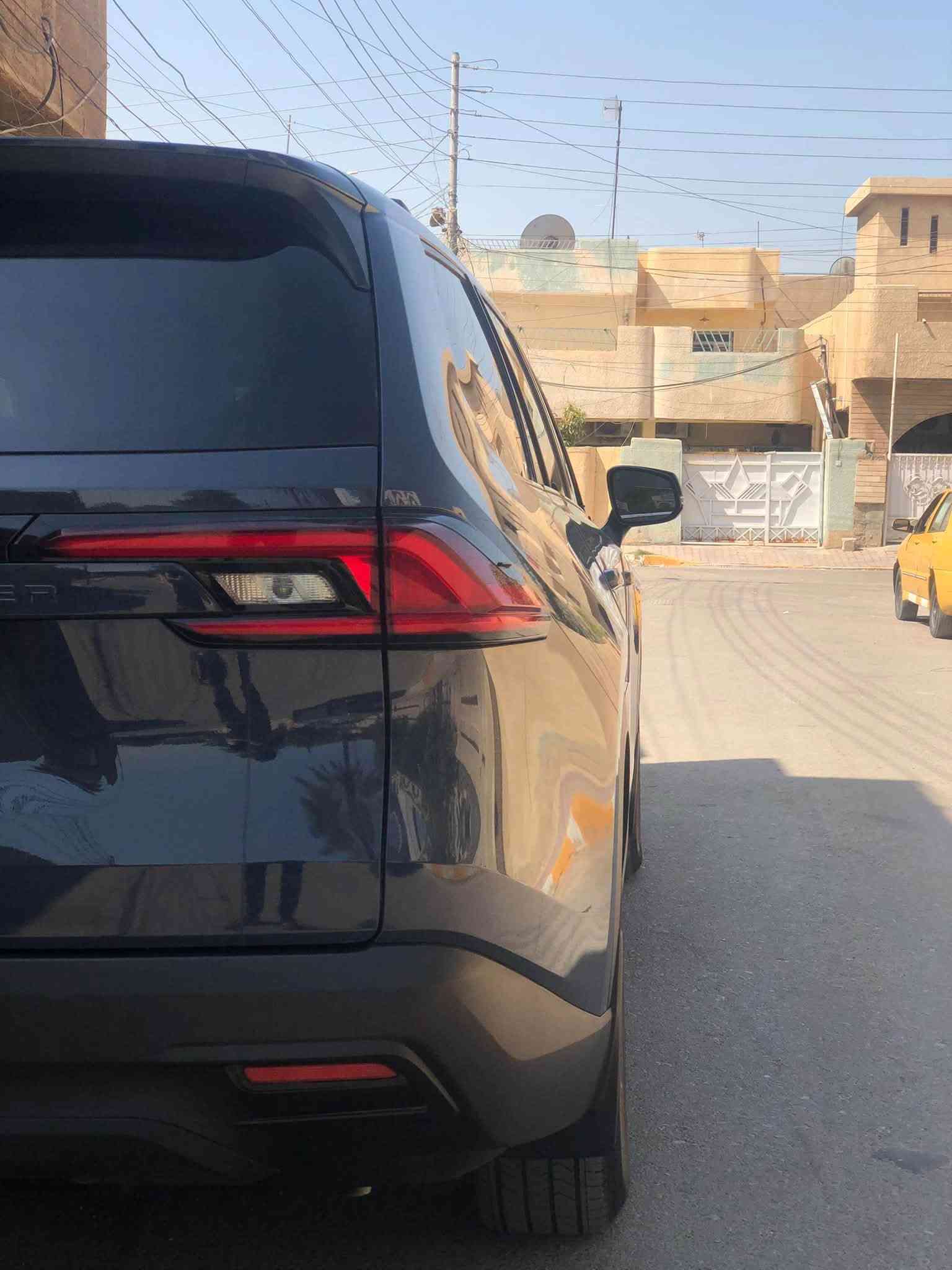تويوتا جراند هايلاندر LE زيرو 2025 (Grand Highlander LE Hybrid)
سيارة عائلية فخمة وعملية جداً بحالة الزيرو تماماً (ماشي أقل من 1,000 ميل فقط)، مجهزة بالكامل ومحولة وجهية بلاتينيوم مميزة!

⚙️ المواصفات الأساسية لفئة LE:  

 الموديل: 2025  

 المحرك: 2.5L هايبرد (AWD) – اقتصادي جداً بالبنزين وقوي.  

 المسافة المقطوعة: أقل من 1,000 ميل فقط (زيرو).  

 المقاعد: 3 صفوف يتسع لـ 8 ركاب (مقاعد مخمل فاخرة مع تحكم كهربائي لمقعد السائق 8 اتجاهات).  

 الشاشات والتقنيات:  

 شاشة عرض لمسية مركزية كبيرة 12.3 إنش تدعم Apple CarPlay و Android Auto (وايرليس بدون واير).  

 شاشة معلومات دجتل للسائق (MID) بحجم 7 إنش.

 7 منافذ شحن USB-C موزعة على كل الصفوف.

 التكييف: أوتوماتيكي ثلاثي المناطق (Tri-Zone) مع تحكم منفصل للمقاعد الخلفية.  

 الباب الخلفي: الصندوق ينفتح ويغلق كهربائياً (Power Liftgate).  

 الويلات: ألمنيوم قياس 18 إنش.  

 أنظمة الأمان (Toyota Safety Sense 3.0): رادار أمامي، تحديد وتتبع المسار، مثبت سرعة متكيف، نظام مراقبة النقطة الكوراء (BSM)، وتنبيه المرور الخلفي (RCTA).  

✨ التعديلات والإضافات:  

 الوجهية: تحويل الدعامية الأمامية بالكامل مع اللحية والنيكلات إلى فئة البلاتينيوم (Platinum) لمظهر أفخم وأقوى.  

 الكشافات: شد كشافات ضباب أماميّة جديدة (فوق لايتس / Fog Lights).  

🛠️ تفاصيل الحادث والتصليح (بكل أمانة وشفافية):

 البنيد: تبديل بنيد تجاري، مصبوغ صباغ درجة أولى ومسوي له بولش كامل.  

 الدعامية: صبغ درجة أولى ومحولة لبلاتينيوم.  

 التلميع: بولش وتعديل للأماكن اللي كان بيها جلغات بسيطة ورجعت نظيفة.  

⚠️ ملاحظات بسيطة جداً:

 طخة كلش خفيفة بالباب.

 جلغة بسيطة بالكاملوغ تطلع وتختفي بالبولش (مو فد شي مؤذي نهائياً).

📋 شرط الفحص:

المحرك، الجير، الهايبرد، الأيرباجات، الشاسي، والكهربائيات بشرط الفحص الكامل في أي مكان تعجبك.

📍 المكان: [المحمودية / بغداد]

💰 السعر المطلوب: [ ورقة 330]

📞 للتواصل والاستفسار: [***********]
