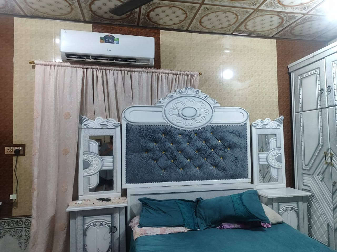 السلام عليكم غرفه اخشاب للبيع السعر 800 مستعجل عليهه رقمي لتواصل ***********
