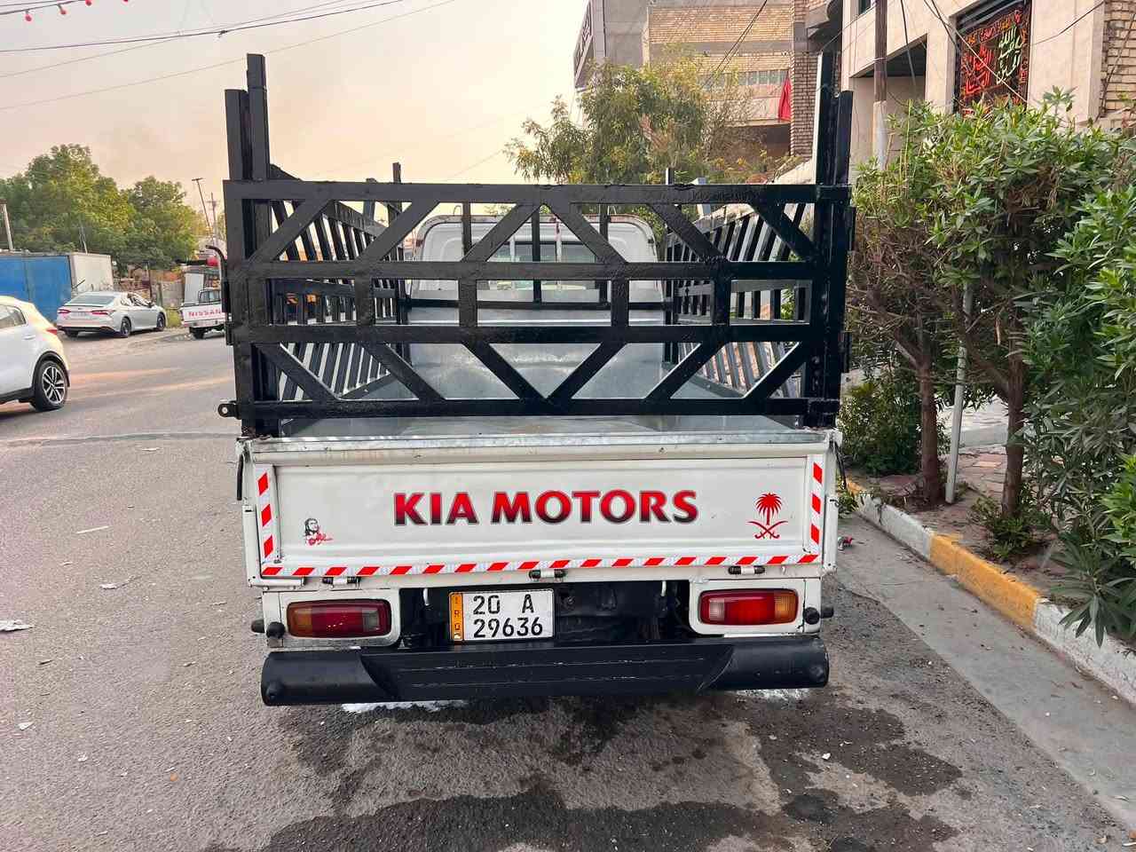 السلام عليكم للبيع كيا فحل مديل 2000. رقم ديالى انكليزي.  سنويه جديده تحويل مباشر. محرك 3000. مفتوح بلاد.  مكفوله من ضربه و كص فقط صبغ جماليه تخم اتاير كير اكسن حداده شواصي كله كفاله محجر غلاف جدد.  دواخل جديده.   كهربيات شغاله.    جاهز.   السعر 77.  ورقه وبي مجال.  مكاني بغداد.   ***********.  اتصل وتدلل.
