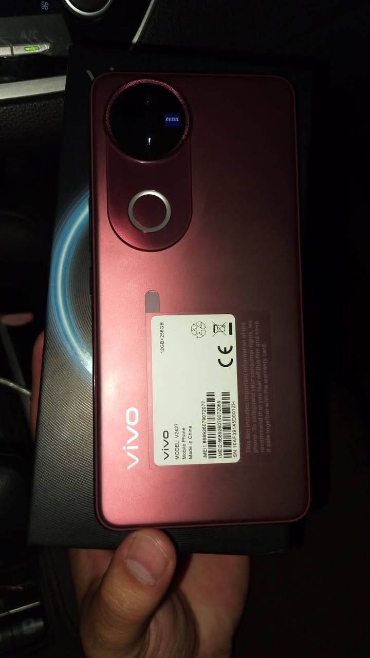 Vivo V50 للبيع استخدام قليل السعر 400 قفل كامل ملحقات 
***********
بغداد المكان بالاتفاق اني مكاني حي الجهاد
