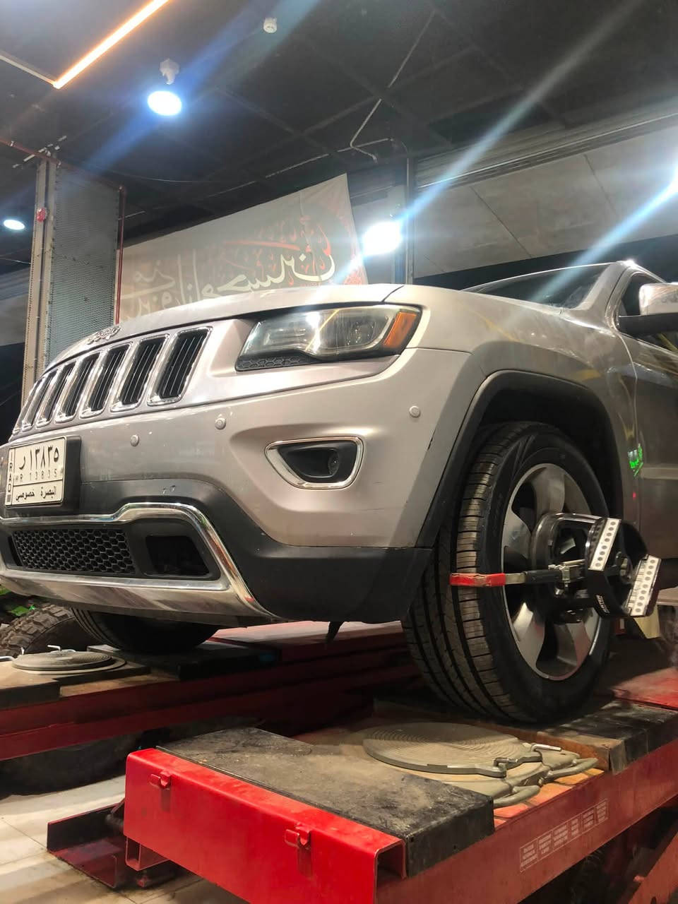 🚙 للبيع  معروفه مواصفاتها Jeep Grand Cherokee 2014 Limited

• الموديل: 2014
• الفئة: Limited
• المحرك: 3.6L V6
• القير: أوتوماتيك 8 سرعات،
• الدفع: خلفي
• الممشى: 196,000 الف كم

🔧 السيارة مسويلها إدامة كاملة
• المكيه والكير بحالة جيدة
• تايرات جديدة
• ميزانيه وبلنص مسويلها
• حدادية نظيفة 
• السيارة نظيفة وجاهزة للاستخدام

✨ التعديلات والتجهيزات:
• فتحه سقف 
• لايتات مبدلة شكل حديث
• شاشة أصلية 8.4 إنچ
• داخلية جلد
• تشغيل بصمه لمس ابواب 
• كاميرا خلفية
• حساسات خلفية
• مثبت سرعة
• تحكم بالمقود
• تحكم كهربائي بالمقاعد

السيارة استخدام شخصي ونظيفة، والممشى 196 ألف كم.

الفحص والمعاينة على حساب المشتري، والجاد يتفضل.

💰 السعر: [155 ورقه ]
📍 الموقع: [البصرة]
📞 للتواصل: [***********]
