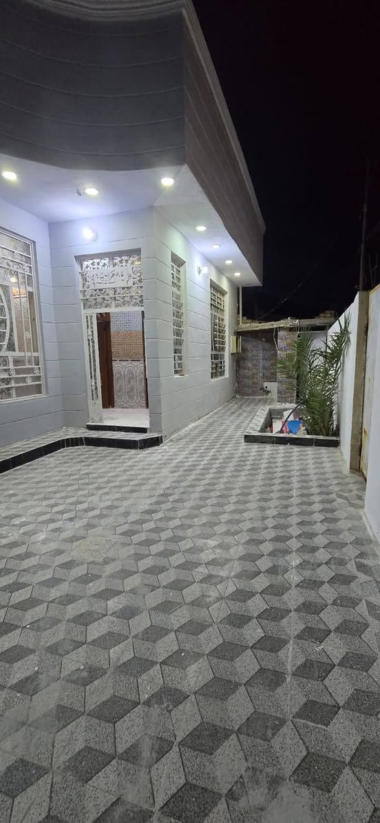السلام عليكم بيت للبيع بحي ذويوب الاول البيت ركنين يحتوي  على مضيف وصالتين وغرفتين ومطبخ  
المساحه ٢٦٠م
نوع العقار طابو زراعي 
للتواصل *********** ياسر عطروز
