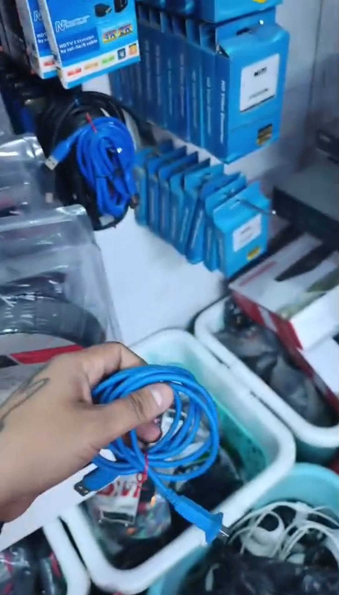 أجهزة KVM Switch جديد امزون لربط حاسوبين بشاشتين (مع ضمان التجربة)
الوصف

السلام عليكم ورحمة الله و
متوفر أجهزة KVM Switch أصلية بحالة ممتازة وجديدة (امزون) تتيح لك ربط حاسوبين بشاشتين مع كيبورد وماوس واحد والتنقل بين الحاسوبين بضغطة زر واحدة.
 الأجهزة المتوفرة ومواصفاتها:
1️⃣ جهاز PWAY (موديل HDMI):
المنافذ: منافذ HDMI بدقة تصل إلى 4K.  
الوظيفة: ربط حاسوبين بشاشتين مع منافذ USB للماوس والكيبورد.  
التغذية: يعمل بكابل Micro-USB عادي (5V).  
2️⃣ جهاز Steetek (موديل DisplayPort):
المنافذ: منافذ DisplayPort عالية السرعة بدقة 4K @ 60Hz.  
الوظيفة: ربط حاسوبين بشاشتين ومزود بمنافذ USB 3.0 سريعة نقل البيانات.  
التغذية: يعمل بكابل Micro-USB عادي (5V).  

السعر (٣٠ الف) للقطعة وانطيك وياهن ١٠ كيبلات نقل ديسبلاي بورت وhdmi وكوابل طابعة وغيرهن بس يجن بدون كيبل تشغيل
