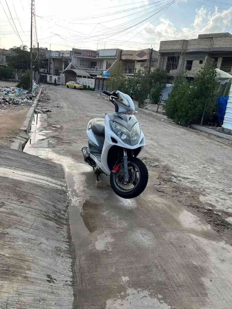 سلام عليكم كامكو رايسنك ١٢٥ دراجه شوفت عينك حلوه ونصبه بلاديه مكينته ما مفتوحه  شلعه معدل الدراجه بيه كلج خلفي رياضي السعر 650وبيه مجال مكاني بغداد ***********
