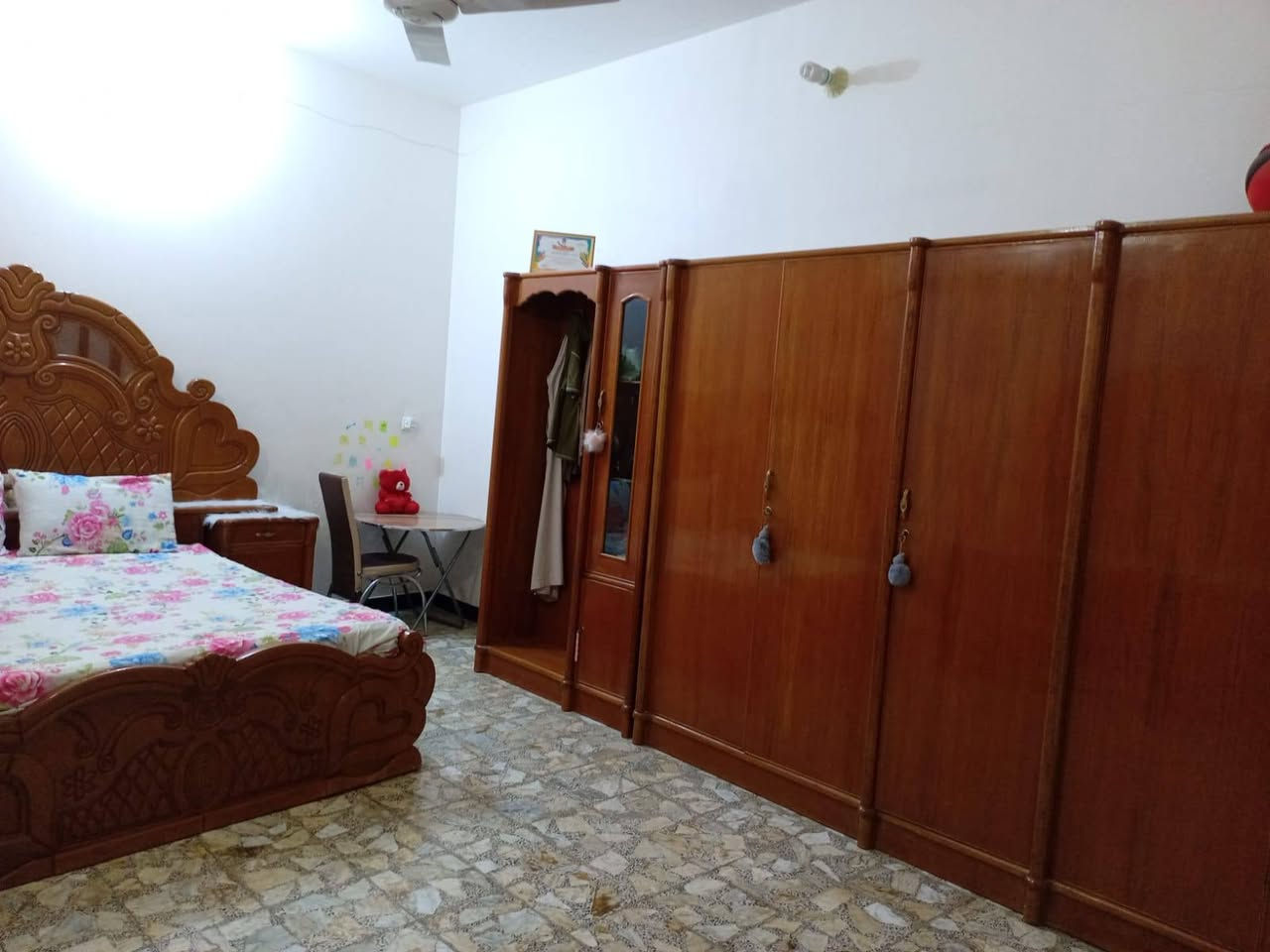سلام عليكم  طاابقين طابو زراعي سند 25
بيت لبيع 200متر
طابق الأول
استقبال 6X4
مطبخ 7X4
صاله 8X4
غرفتين 4X5
مكشوفات ثنين
حمامات ثنين
الطابق ثاني غرفتين دبل وصاله
البراكيه شارع مدرسه انوار السجاد عرض الشارع 10متر البيت عالي عن الشارع البيت صب كونكريت بناء درجه اولى السعر،140 مع المجال
***********
