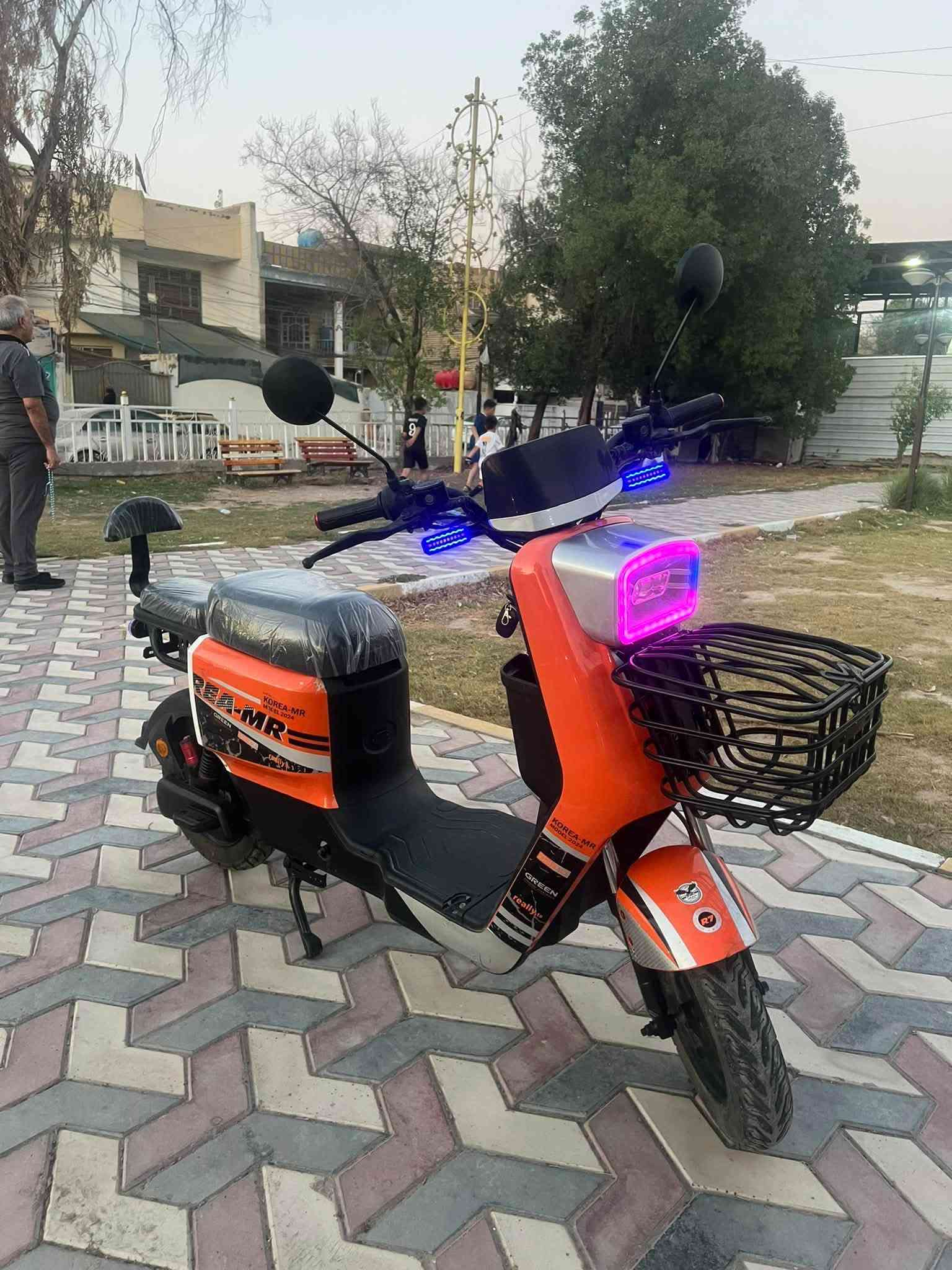 السلام عليكم 
دراجه R7نضيفه جدٱ 
كامله مابيه اي نقص 
5بطاريات ولي 32انبير
شاحنه ولي اصليه 
تخم تاير جديد 
كهربائياته كله شغاله 
سرعته 99
***********
مكاني بغداد الامين الثانيه
