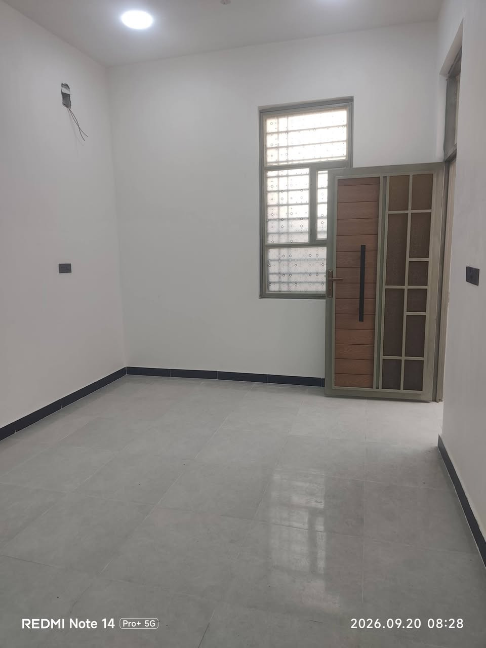 بيت للبيع 145 متر - بناء حديث 🏠الموقع: الجزيرة الثالثة - اليوبه- شارع الرحمة.الشارع: عريض (٨ متر).نوع السند: زراعي صرف سند 25.البيت يحتوي على:غرفتين نوم.ديوانية للخطار.صالة ومطبخ.كراج للسيارة.حمام وتواليت داخلي + تواليت خارجي.الخدمات: كاملة (ماء + كهرباء + مجاري). #دار# الجزيره.   ***********

نص مكتوب في الصور:
- REDMI NOTE 14 Pro+ 5G 2026.09.20 08:30
- REDMI Note 14 Pro+ 5G 2026.09.20 08:29
- REDMI Note 14 Pro+ 5G 2026.09.20 08:28