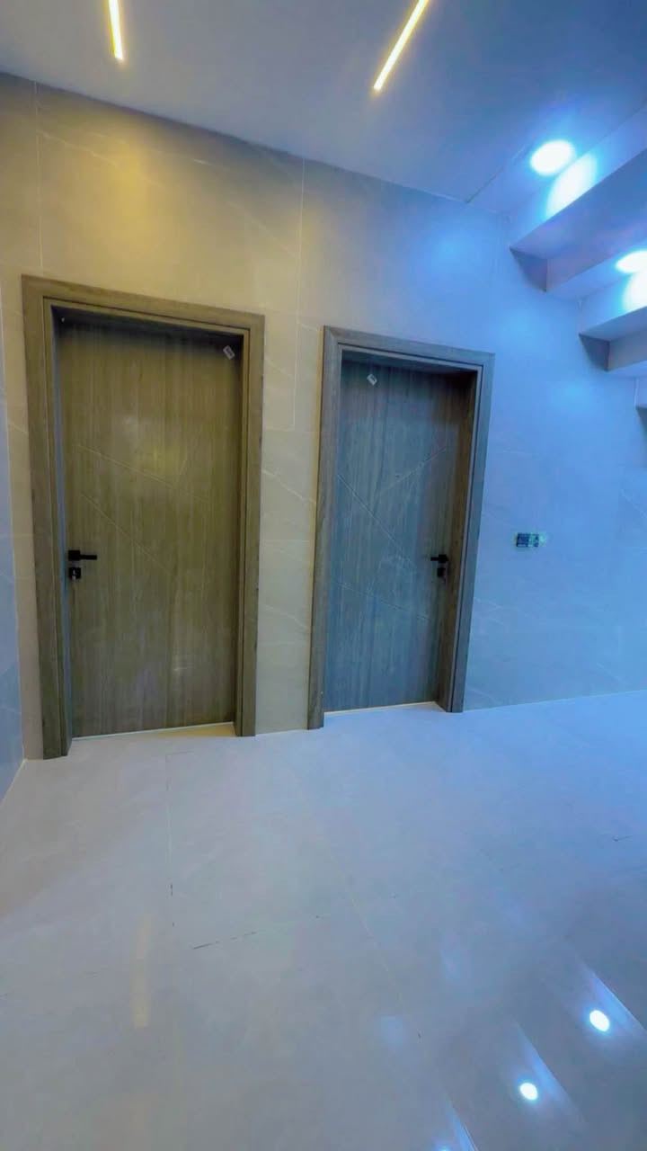 دار للبيع في حي الملايين الاولى قرب جامع الصواف 
المساحه البيت 165متر طابقين بناء حديث زيرو ستلام فوري
جنس الارض وصل جمعيه حمورابي 
لمعرفة سعر علق بكلمه تم
الأستفسار ***********
واتساب *********** موصل, نينوى
