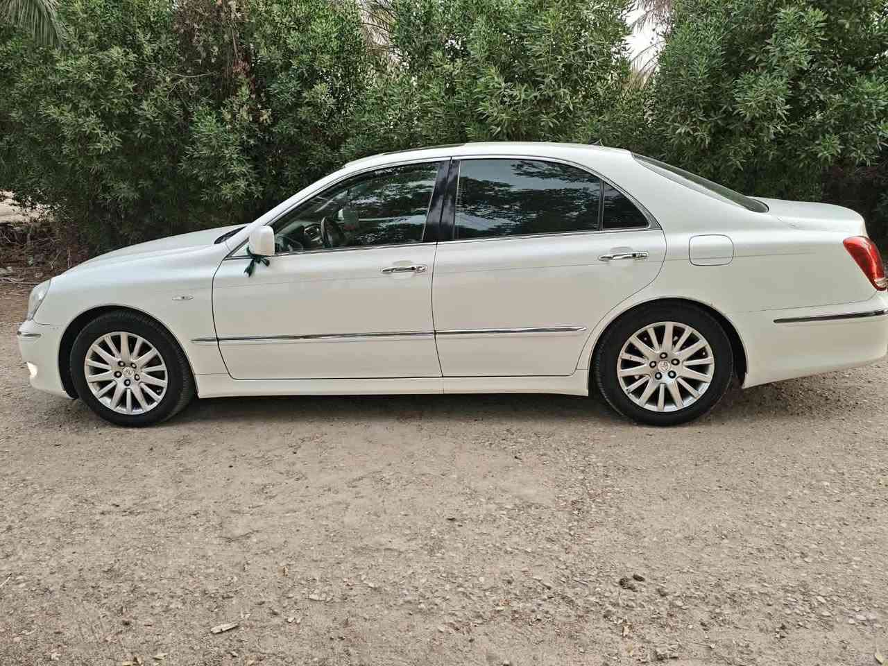 *للبيع كراون ماجستا 2005 - بأسمي تحويل فوري* 🚗

*المواصفات:*
- *النوع:* تويوتا كراون ماجستا
- *الموديل:* 2005 
- *اللون:* [ابيض صدفي]
- *المحرك:* 8 سلندر- مكينة شرط
- *الكير:* اوتوماتيك شرط
- *التبريد:* تبريد امامي خلفي "رادار" + تبريد امامي ثلاجة باردة
- *الفتحات:* فتحة سقف 
برده خلفيه 
- *الدكم:* 5 دكم فول مواصفات
- *الحالة:* السيارة جديدة كلش، جاهزة، مابيها نقص ولا عطل
- *السنوية:* بأسمي وتحويل فوري
- *الضمان:* مكفولة من كلشي كير مكينه حداديه عيل شرعي اصوليات 

*مميزات اضافية:*
1.  *غرفه جديده كلش
2.  *شاصي اوكص مكفوله
3.  *تاير وبطارية* جدد
4.  *مسجل وشاشة* وكاميرا خلفية
5.  *حساسات + تحكم ستيرن* 

*الملاحظات:* 
السيارة ما بيها اي نقص، كلشي شغال 100%. تبريدها ثلاجة بالصيف، 
*السعر:* [+964 781 401 8536] تواصل اتصال أو واتساب
*المكان:* ذي قار قضاء الإصلاح 
*الاتصال:* [***********] ابو علي 

التحويل باسمي مباشر. تحويل ثاني يوم هزه جديده.
