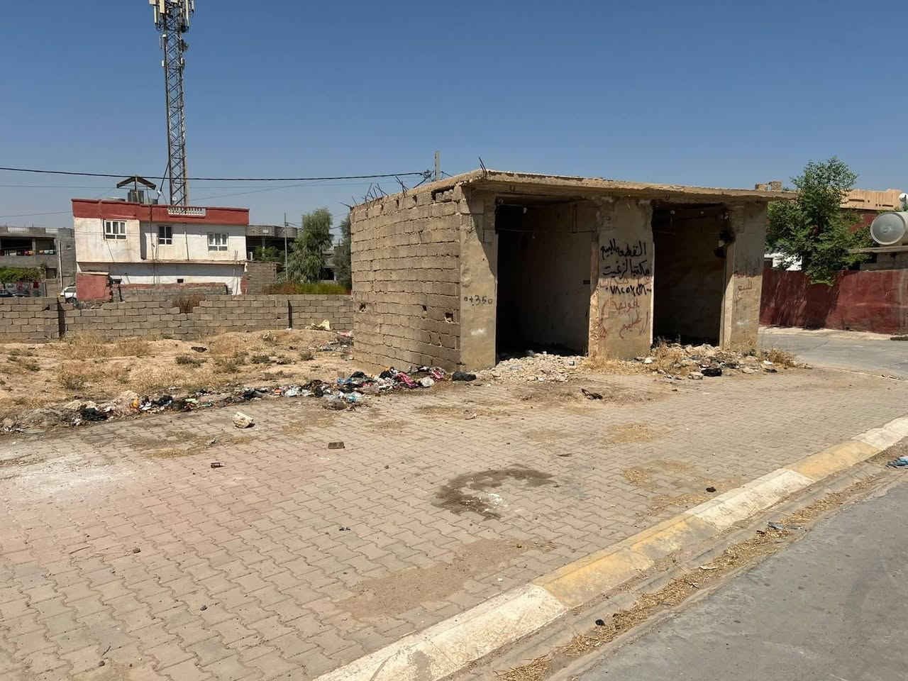 قطعة ارض تجارية ركن على ثلاث شوارع تقع على السايدين الرئيسي لعلوة الحلال والمرور قريبة من فلكة البكارة الواجهة  عالسايدين ٢١م المساحة الكلية ٣٢٠م المساحة بالطابو ٢٦٧ مع فضلة السعر ١٠٠مليون للاستفسار أكثر مراجعة مكتب الزغيت اوالاتصال على الرقم ***********
