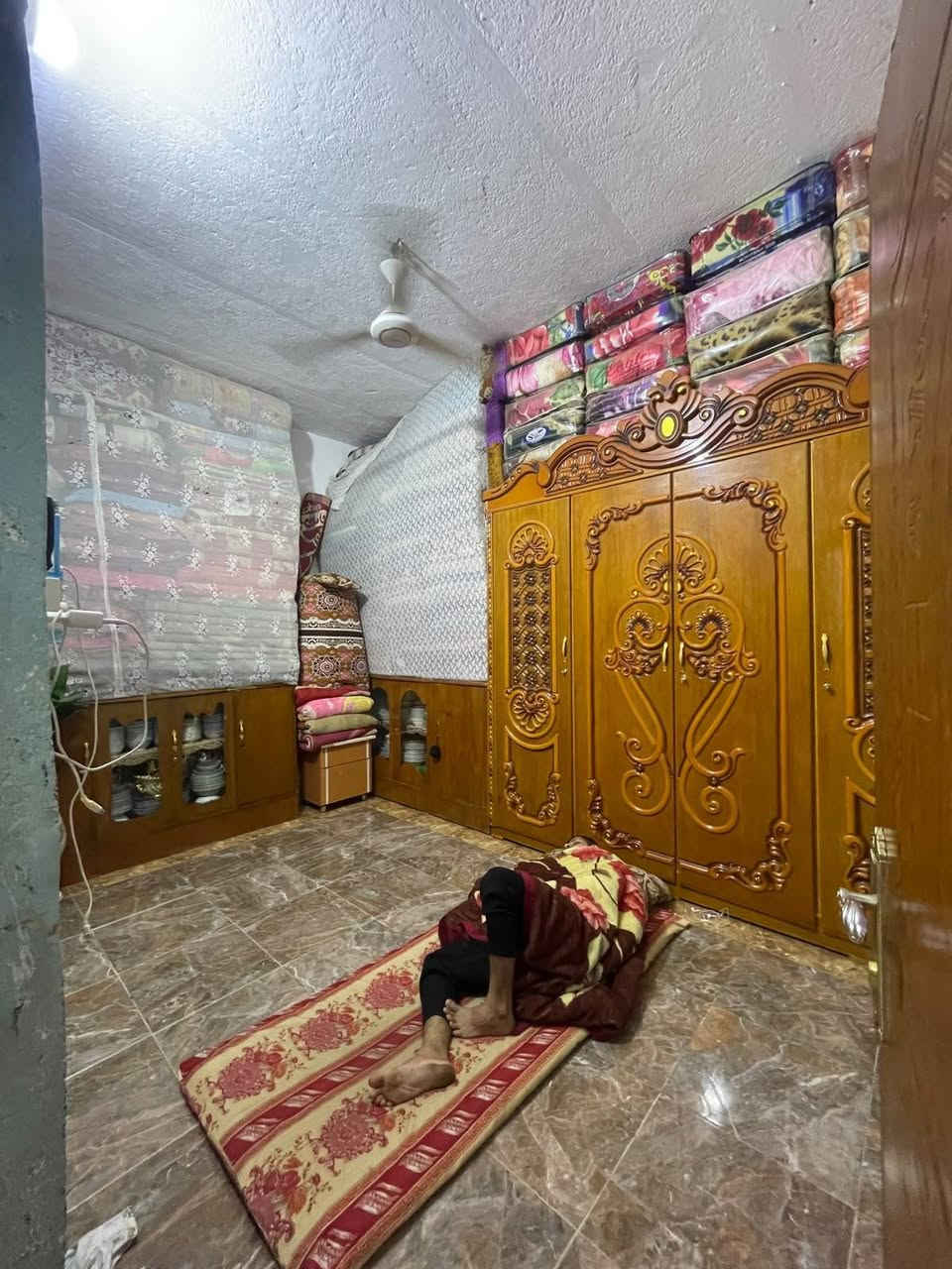بيت مساحه 100متر قريب على عشارع العام بسبل الاول البوابه الفرع لي ع ايدك اليسره وجهيته شارع الكرمه بعد عنه ست امتار كافت الخدمات طارمه 3×3
ونص دوانيه 5×3صاله 6×3 غرفه ٥×٣وغرفه 4ونص ×3مطبخ 3×3ونص /حمام لداخلي ١٥٠×١٥٠حمام خارجي ١٥٠×١٣٠ سعره ٣٧ الاستفسار الانتصال على الرقم ***********
