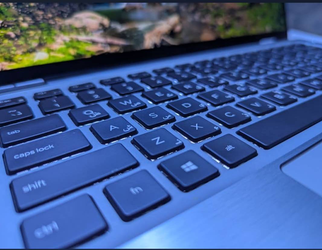للبيع Dell Latitude 9410 2-in-1

 Dell Latitude 9410 2-in-1

 المعالج: Intel Core i7-10610U – الجيل العاشر
 المعالج 4 أنوية / 8 خيوط
 الرام: 16GB LPDDR3
 التخزين: 512GB SSD NVMe
 الشاشة: 14 بوصة FHD 1920×1080
 الشاشة لمس وقابلة للدوران 360°
 كرت الشاشة: Intel UHD Graphics مدمج
 الكيبورد مضيء
 يدعم Wi-Fi 6 وBluetooth
 المنافذ: USB 3.1 + Thunderbolt 3 + HDMI 2.0
 كاميرا ومايكروفون مدمجان
 جهاز نحيف وخفيف، الوزن تقريبًا 1.36 كغم
 مناسب للدراسة، العمل،التطبيقات الهندسة اوتوكاد وغيرها، الأوفيس، البرمجة، والتصفح والاستخدام اليومي.

 السعر400،000 دينار 

 بغداد

 للتواصل والاستفسار: خاص