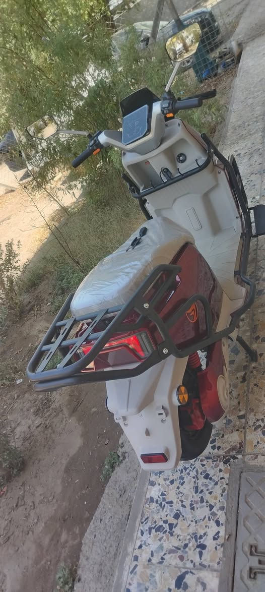السلام عليكم دراجه شحن الملكه S90 جديده بحالة الزيرو فول مواصفات.
بطاريات كبار دبل مسطره عدد 6. 

اربع سرع سرعتها 85.

تمشيك مسافه بين 60 الى 80 كم.

تشغيل عن طريق الموبايل.

صندوك خلفي إضافي بعده ممشدود. 

السعر ٩٥٠ وبيها مجال بسيط حك الجيه.

اخوان اعتذر عن المراوس بيع فقط. 

مكاني بغداد ساحة الحريه.

***********

