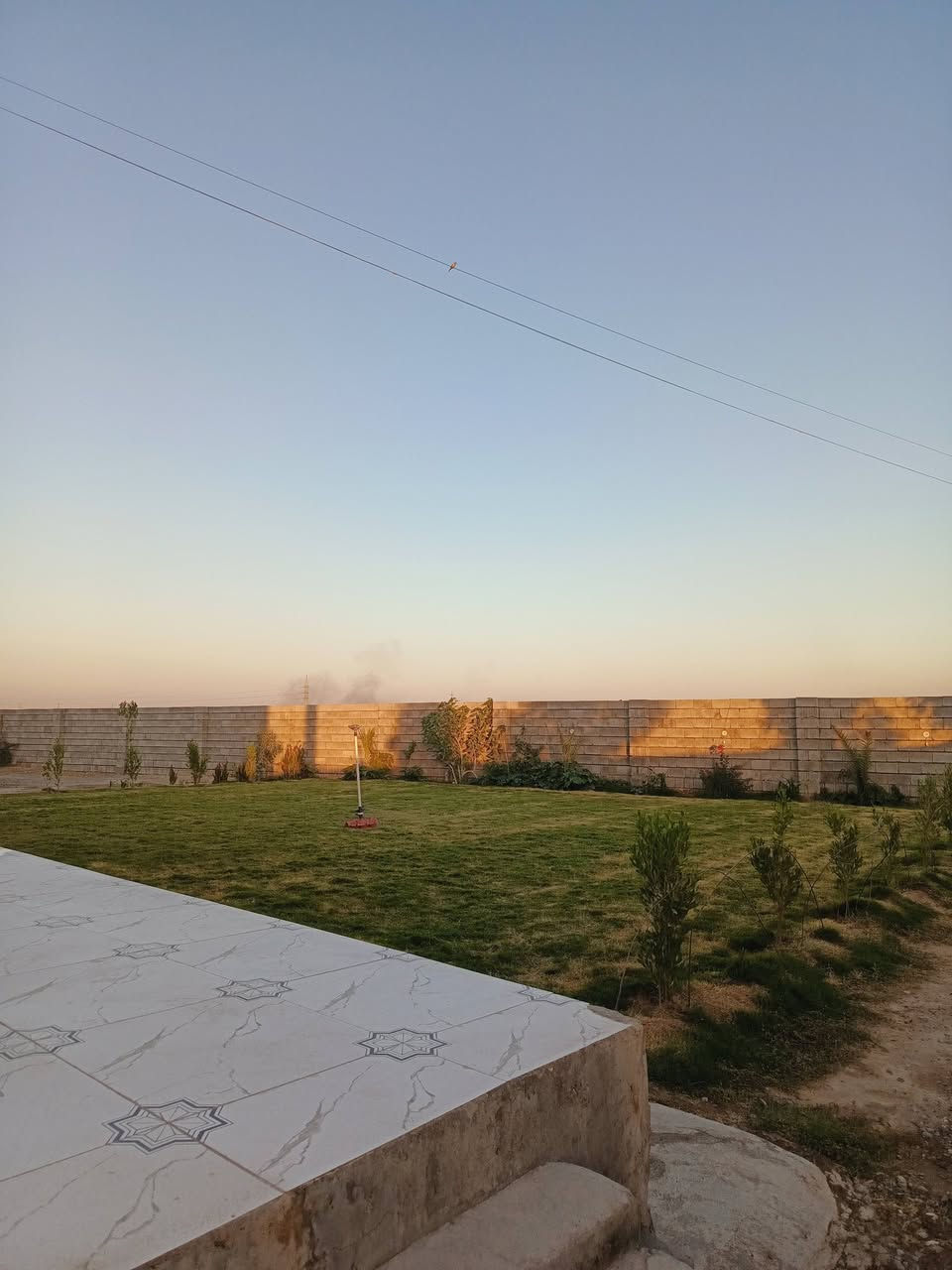 بيت للبيع مع قطعه دونمين زراعي مساحة البناء 250يتكون من 3غرف نوم 4×5 +مطبخ حار بارد 7×4 +موزع 6×4+ استقبال 5×4 + ربعه8×4 +بير ماء الارض مسيجه بلوك كامل المكان العلم الحولي قرب سيطرة 14 اتصل ***********
