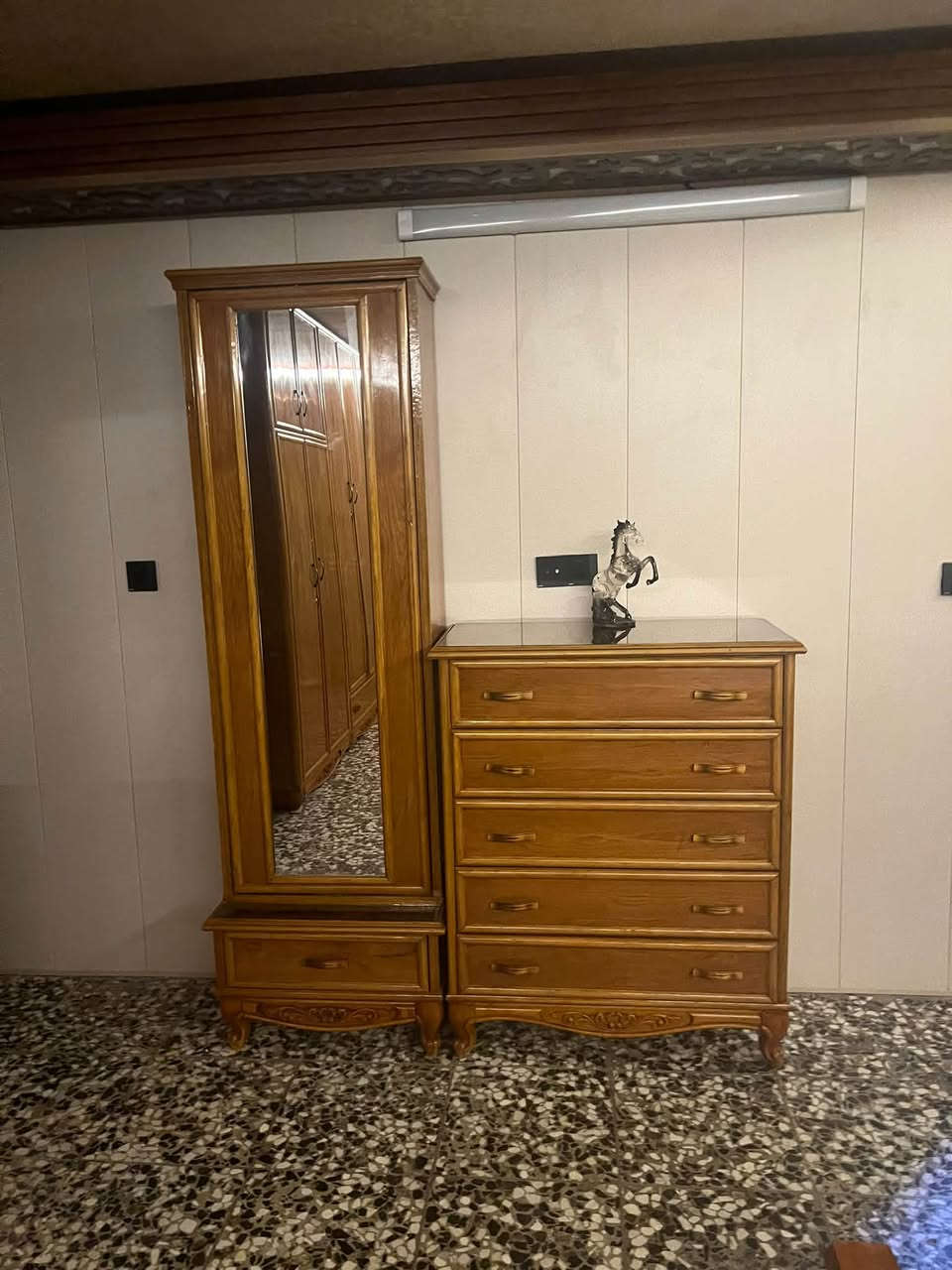 غرفة نوم عراقية جديده توصه جربايه مخزن داخل وخارج صاج زان ***********تكمه العنوان
زعفرانيه
السعر 1750 الف وبيه مجال ممستخدمه جديده
معنه كلمه
