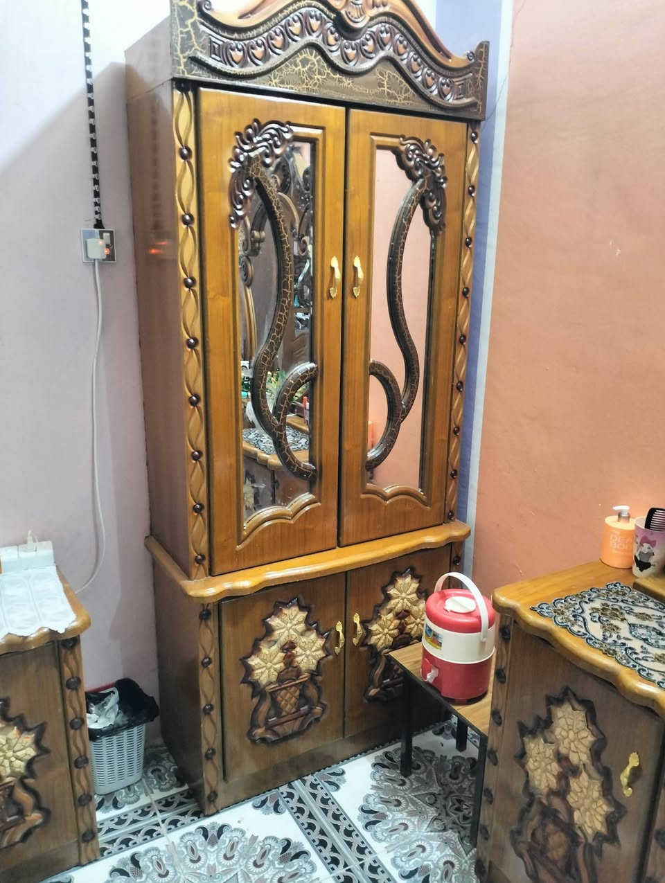 السلام عليكم 
غرفه للبيع خمسة أبواب نظيفه جداً 
السعر 700 وبيها مجال
