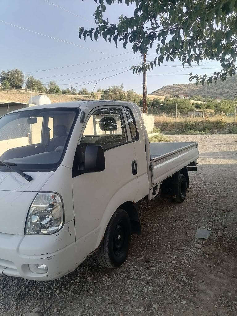 بە ناوی خوای گەورە بابەت کیای  2700  مۆدێل 2011 بە شەرتی گێڕو ئەکسل و شانسی بە شەرت بەڵام مەکینەی کەمێک بوخاری هەیە مەکینەی بە شەرت نیە سەیارەکە قاسرینە بە ناو ناکرێت ئەگەر بگەیتە وەرەسەی لەوەش ئەچێت بۆت تەحویل بکات ئێستا بەس من بە شەرتی تەحویل نایفرۆشم لە 2015وە بەسەر چووە بە شەرتی غرامەی سەرپێچیوو کامێرای تیا نەبێت تا بڵێی سەیارەکە پاکو خاوێنە ماڵی دۆستە بۆ زانیاری زیاتر پەیوەندی بکە
*********** السليمانية, العراق
