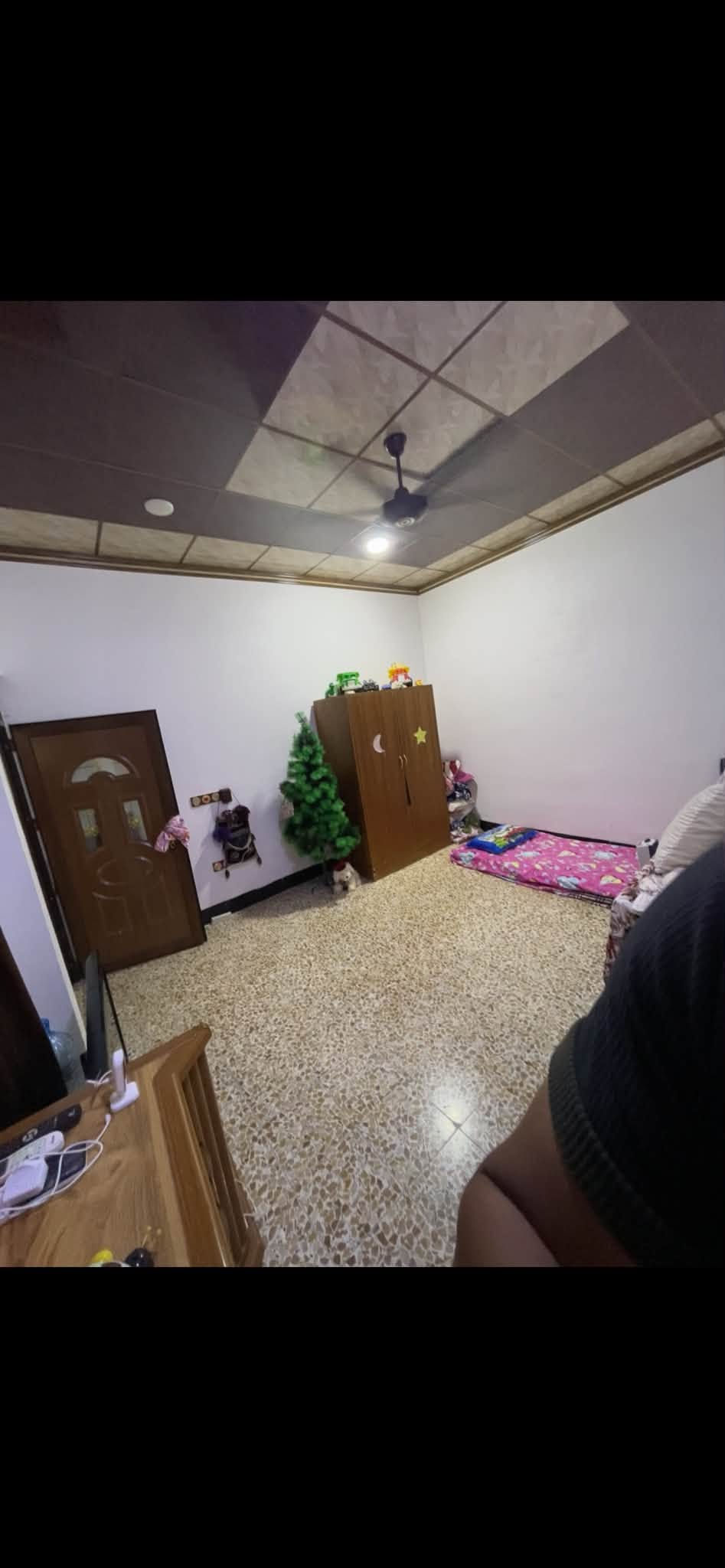 🏡 دار للبيع في الموصل – حي الميثاق 🏡
العنوان: الموصل / حي الميثاق – بالقرب من إعدادية النيل
المكتب المسؤول: مكتب التهاني للعقارات
✨ مواصفات العقار:
 المساحة: 150 متر مربع
 الواجهة: 7.50 متر
 التصميم: طابقين (خارطة حديثة واستغلال ممتاز للمساحات)
📌 تفاصيل التقسيم الداخلي:
 الطابق الأول:
 استقبال واسع
 صالة معيشة
 مطبخ
 غرفتان نوم
 صحيات
 الطابق الثاني:
 4 غرف نوم
 صالة معيشة
 صحيات
📞 للاستفسار والتواصل:
يرجى زيارة #مكتب_التهاني_للعقار أو الاتصال على الرقم:
***********
‭*********** 
‭***********

نص مكتوب في الصور:
- مكتب التهاني للعقار