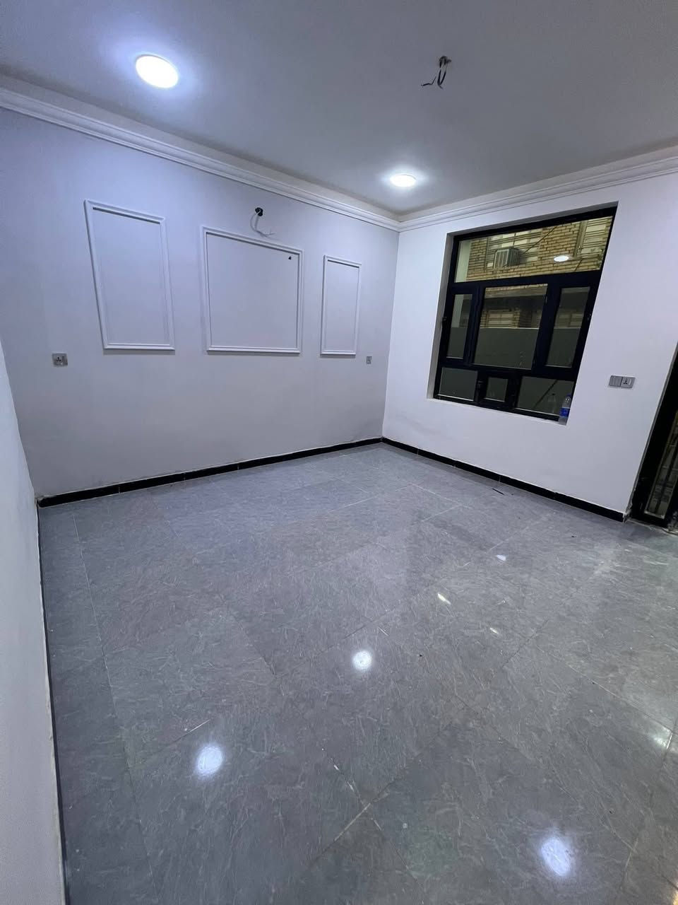 السلام عليكم
🏠#الدارللبيع 80متر واجهيه 5متر نزال 16متر

 طابقين وبيتونه  بناء حديث وتصميم متكامل✨️

 يحتوي البيت. ع[3غرف نوم -استقبال -صحيات عدد2- ومطبخ] البيت شغل درجة اولى✨️

⬅️ مع الخدمات[ماي-كهرباء- تبليط ]✨️

⬅️نوع العقار  طابو زراعي سند 25 اقرار محكمه 

⬅️العنوان #بغداد_الدوره_البوعيثه   
       مجمع العدل الاول 

🔶️السعر جدا مناسب
 
🔴للاستفسار  خاص او الاتصال ع  الرقم 

☎️***********
