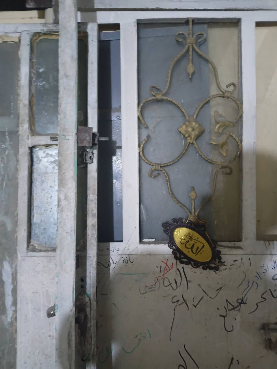 السلام علبكم بوب وشبابيك للبيع بوب حديد ثنين وشباك واحد ودرج مستعجل للتواصل7781150154
