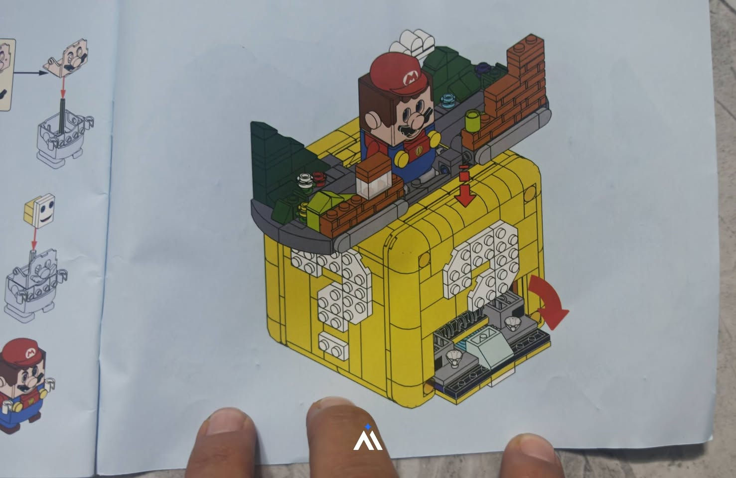 مجسم مكعب علامة الاستفهام المصغر (Mini Mario Question Mark Block)، وهو نسخة مصغرة مخصصة للبناء ومستوحاة من مجموعة LEGO Super Mario 64 Question Mark Block 71395.يتميز هذا المجسم بآلية ميكانيكية مبتكرة تتيح فتحه عند الضغط عليه ليظهر من داخله عالم مصغر مقتبس من لعبة سوبر ماريو الشهيرة، بما في ذلك شخصية ماريو الصغيرة والمناطق المحيطة بها.الأبعاد والمواصفات:الأبعاد: يأتي المكعب بتصميم متناسق يبلغ 10 سم × 10 سم × 10 سم عند إغلاقه، كما هو موضح بالقياسات التوضيحية.الاستخدام: يُستخدم كقطعة ديكور مميزة لعشاق الألعاب أو كصندوق تخزين صغير الحجم متوافق مع قطع تركيب الليغو.
متوفر لدينا للبيع يوجد توصيل لجميع المحافظات واتساب ***********

نص مكتوب في الصور:
- Bricks Number 680+ PCS
- 10CM 10CM 10CM