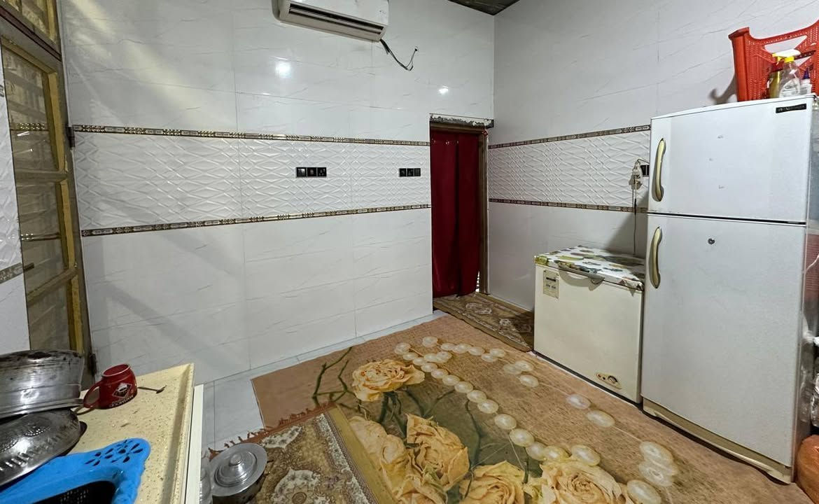 دارللبيع المساحه 160 متر تحتوي على 3 غرف نوم اثنين الكبار وواحدة صغير تعتبر غرفه اطفال مع ديوانيه وصاله ومطبخ وصحيات درج خارجي المكان الجزيرة مقابل باب الهوى نزله النعيسه يبعد عن الشارع العام 4 سايدات تقريبا 750 متر السعر 70 مليون وبيه مجال..بيع مستعجل للاستفسار *********** صاحب الدار..
